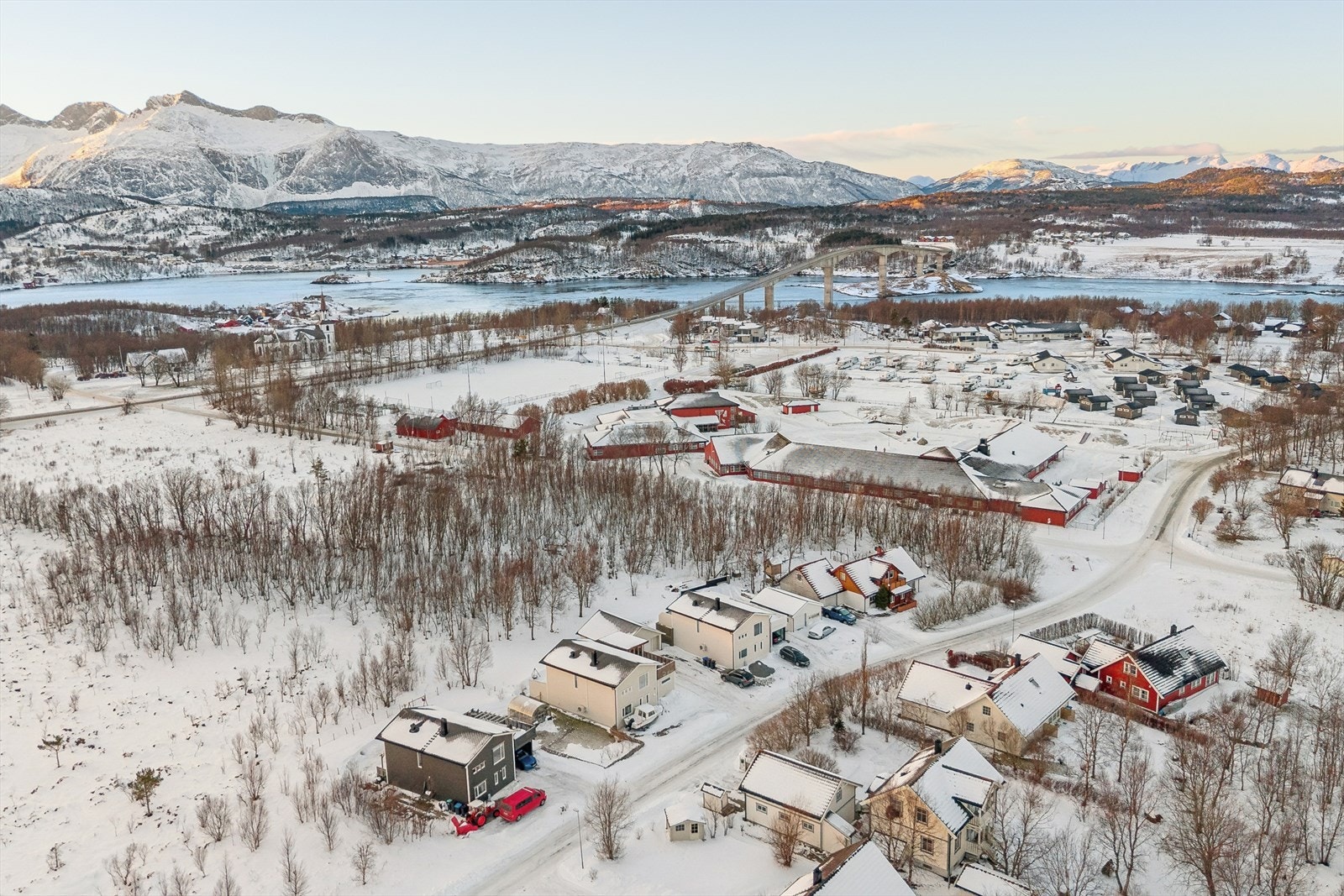 Her bor du i rolige og fredelige omgivelser, samtidig som det er nærhet til dagligdagse behov som skole, barnehage, butikk og bussholdeplass - Saltstraumen byr også på bl.a. kunstgressbane, restaurant, kafé m.m. Galleribilde
