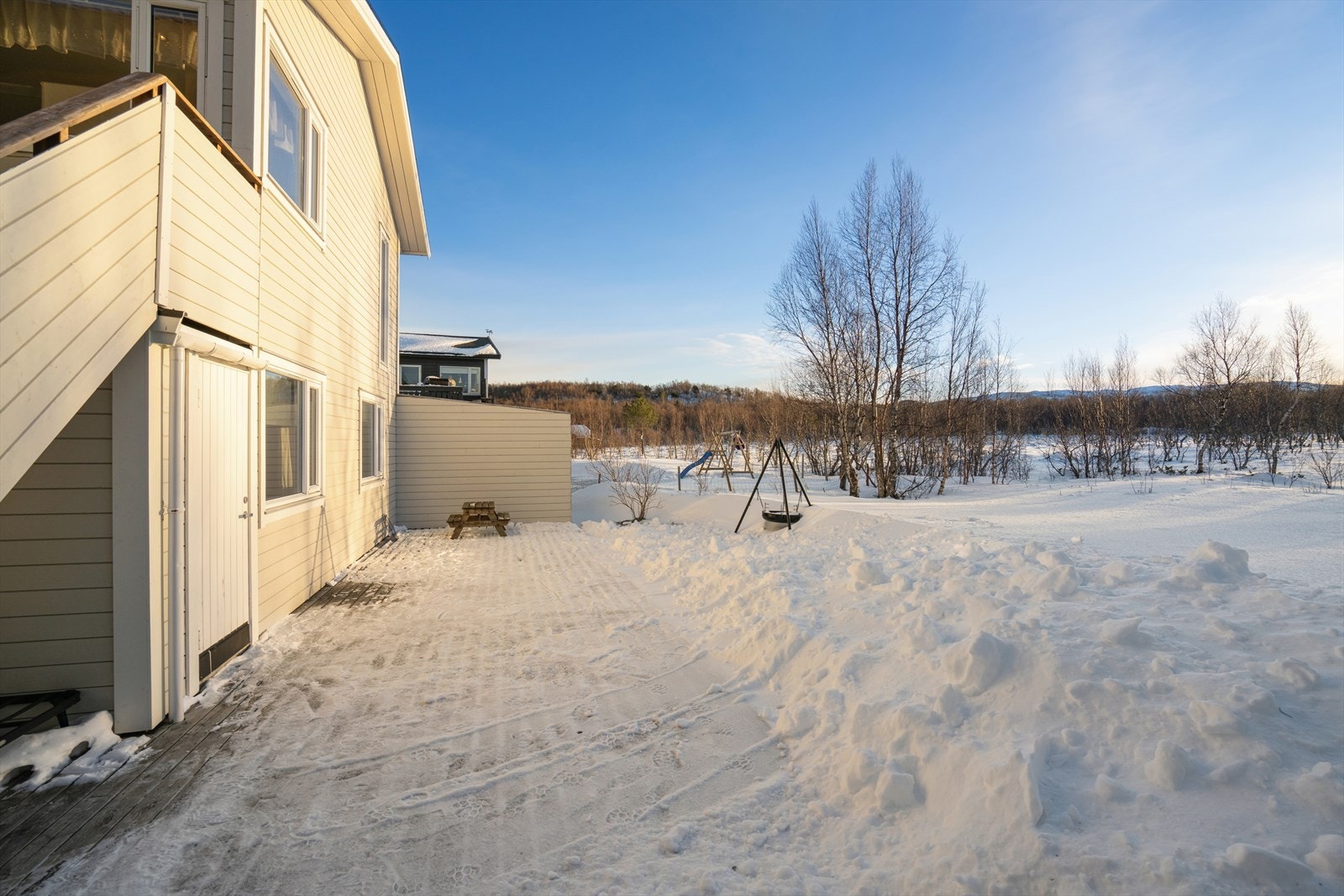 Terrasse mot sør med enkel adkomst til hage -Det er levegg mot nabo som skaper en mer usjenert uteplass Galleribilde