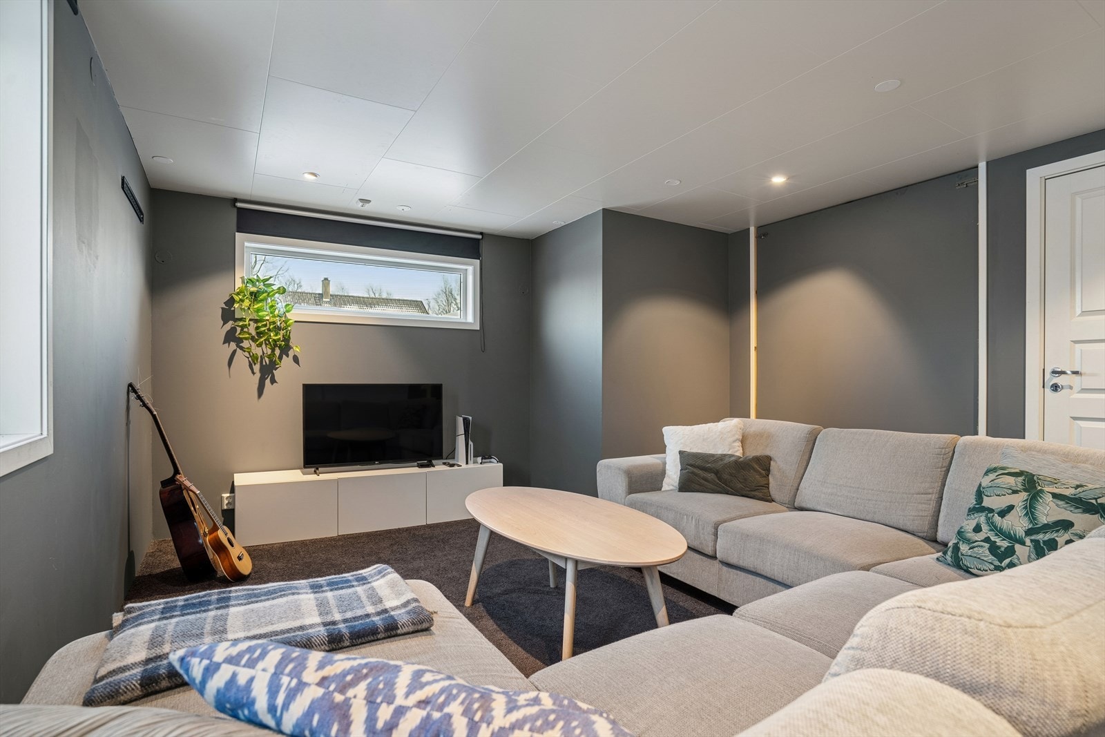 Rommet passer utmerket som ekstra TV-stue, men kan også fint benyttes som oppholdsrom for ungdommen i huset, hjemmekontor eller lignende Galleribilde