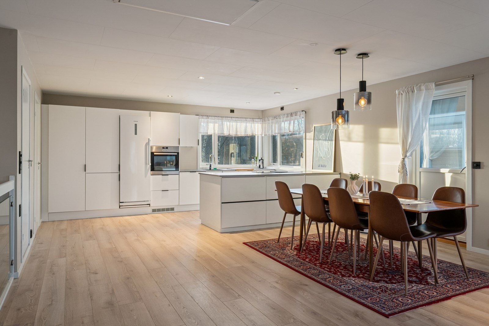 Spisestuen er praktisk plassert like ved kjøkkenet og byr på god plass til langbord - Det er klargjort for taklampe over spisebordet (lampe medfølger ikke) Galleribilde