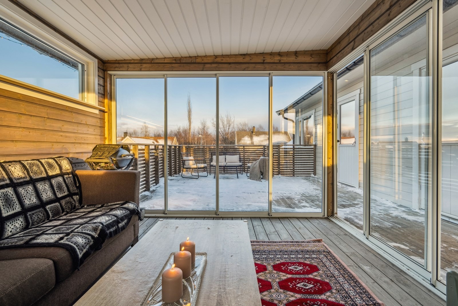 Vinterhagen har skyvedører i glass og innlagt strøm Galleribilde