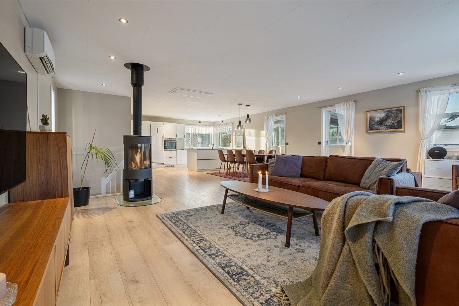 De store vindusflatene slipper inn rikelig med dagslys og skaper et luftig atmosfære Galleribilde