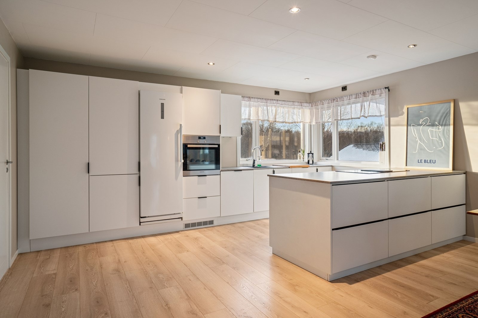 Innredningen byr på bl.a. nedfelt komposittvask, integrert komfyr, integrert koketopp med avtrekk, integrert oppvaskmaskin og frittstående kjøleskap Galleribilde