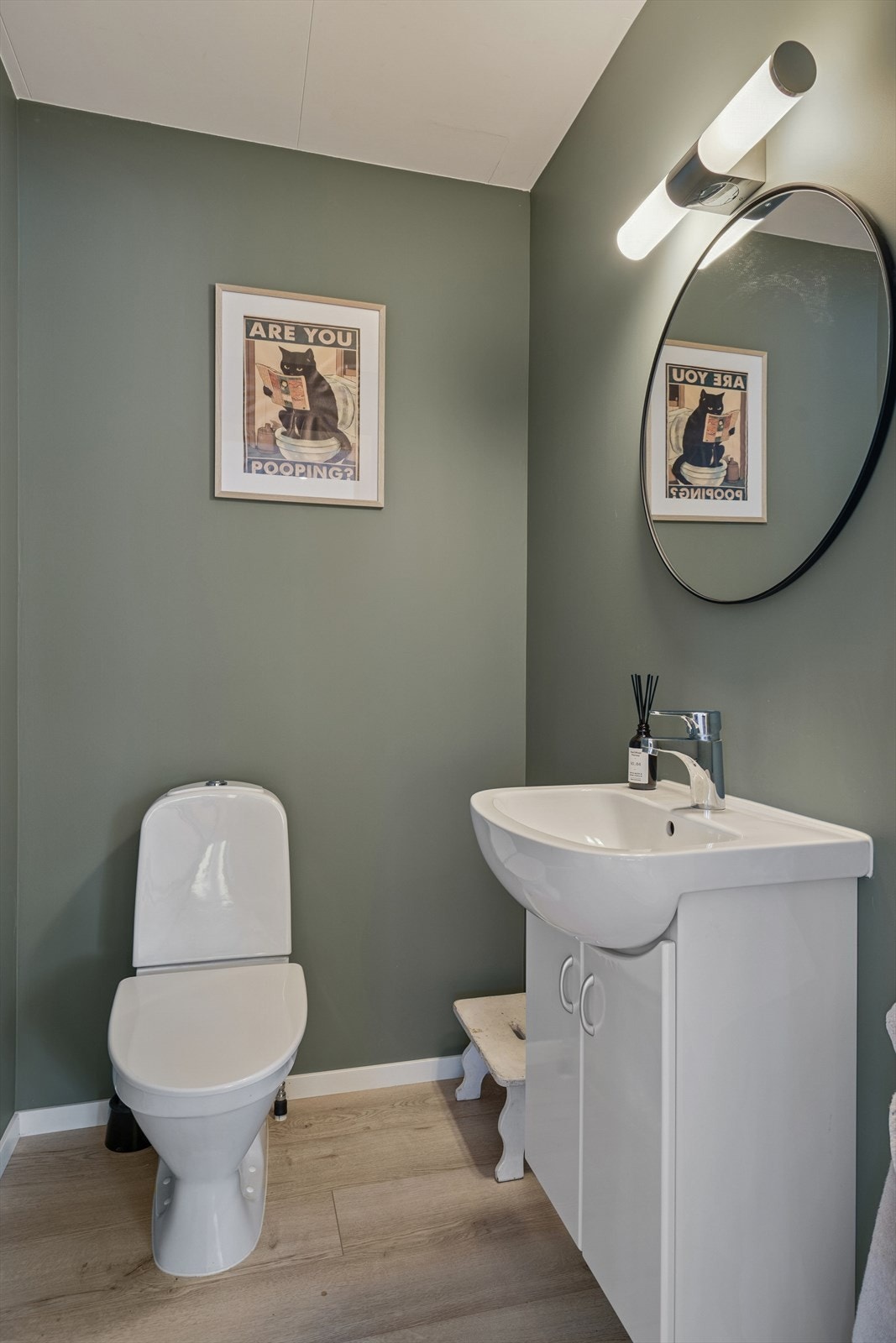 WC-rommet er enkelt og funksjonelt, med plass til toalett og servant. Et praktisk rom som dekker behovet for et ekstra toalett i boligen Galleribilde