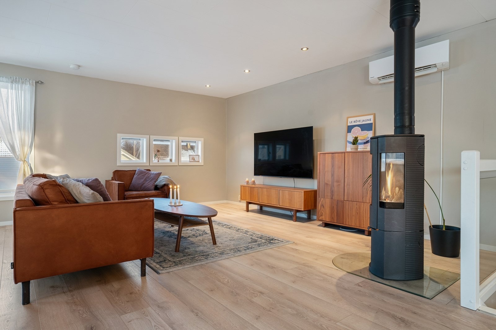 Rommet har ildsted som gir hygge og ikke minst rask oppvarming på kjølige dager - I tillegg er det varmepumpe for mer stabil og energivennlig oppvarming Galleribilde