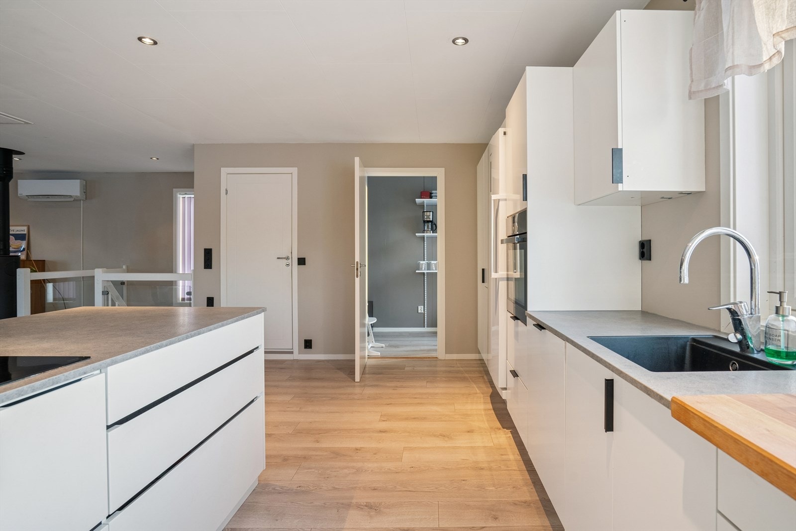 Innenfor kjøkkenet er det en kjekk bod og toalettrom Galleribilde