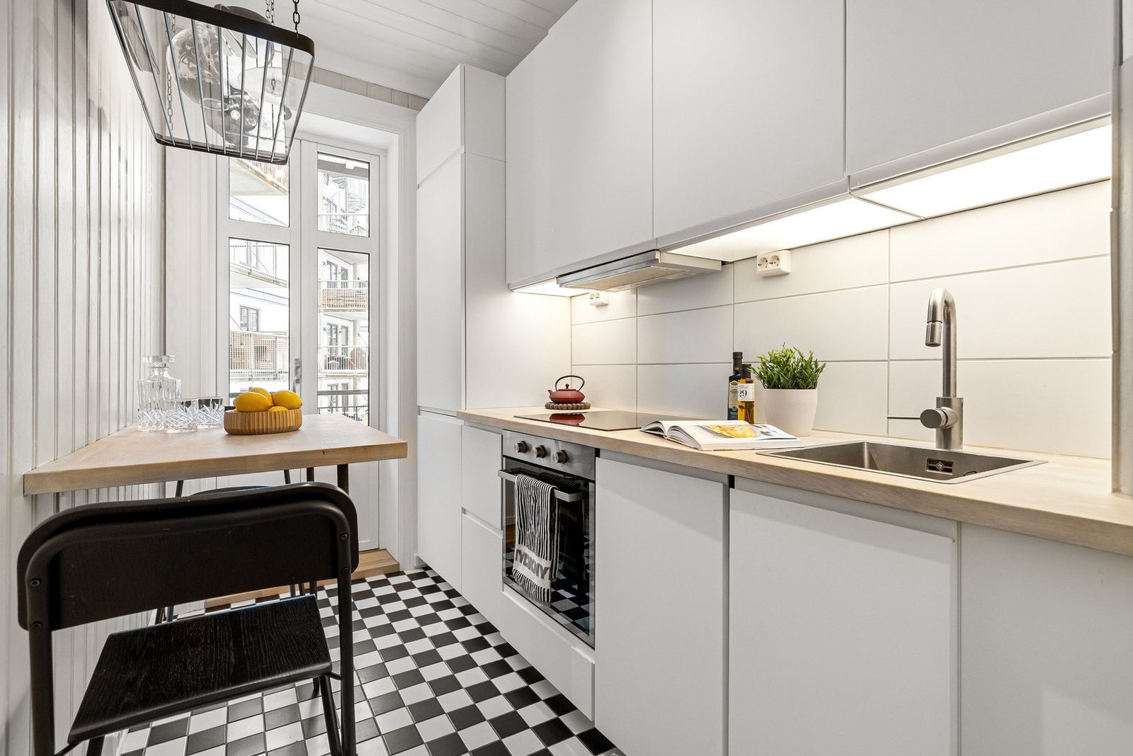 Kjøkkenet ble betydelig oppgradert i 2020. Heltre benkeplate. Galleribilde