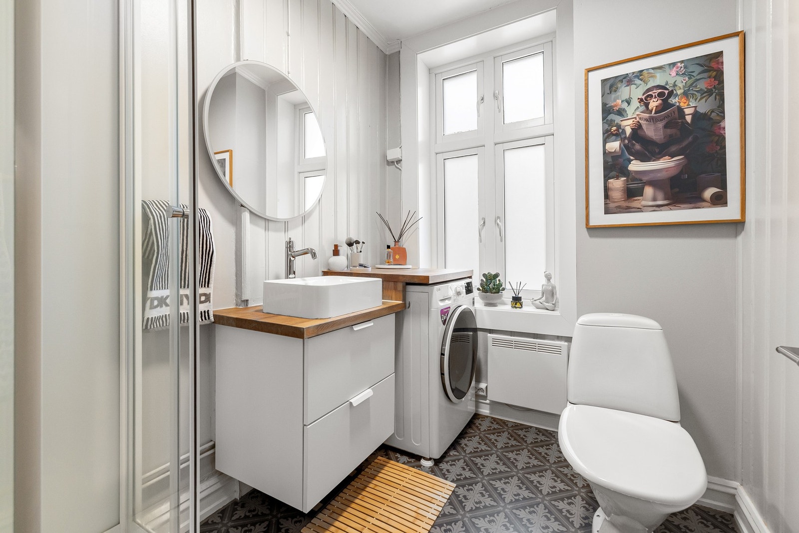 Baderommet ble overflateoppusset med bla. nytt gulv og ny innredning i 2020. Galleribilde