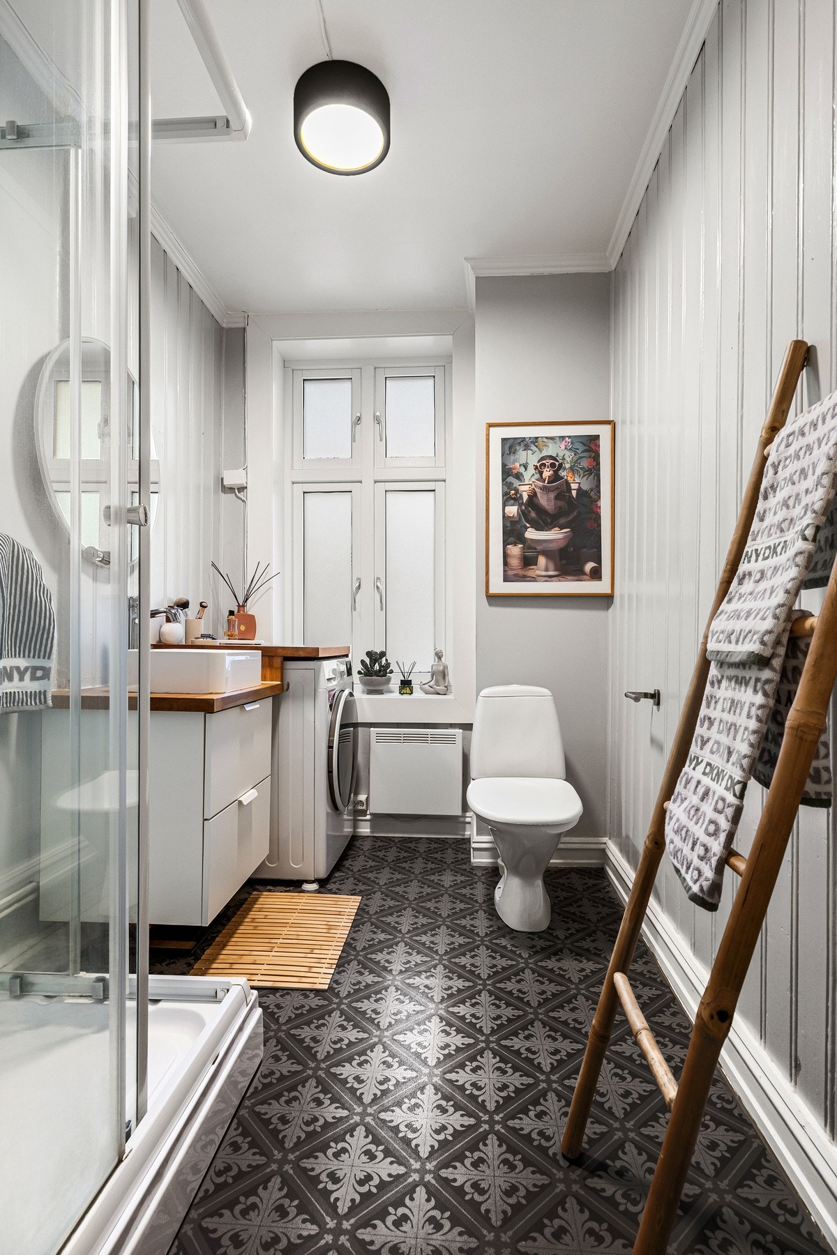 Pent baderom med historisk gulvbelegg, vindu og god takhøyde. Galleribilde