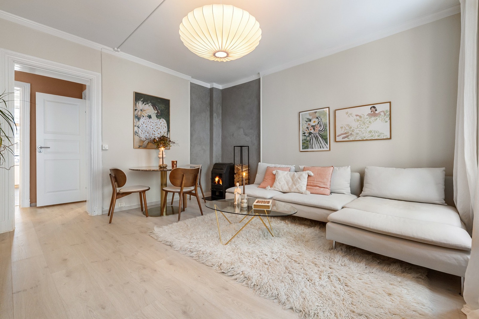 Gulvet ble avrettet i 2025 og lagt med lekkert, tidsriktig énstavsgulv. Vakkert gjennomlys i leiligheten fra begge sider. Galleribilde