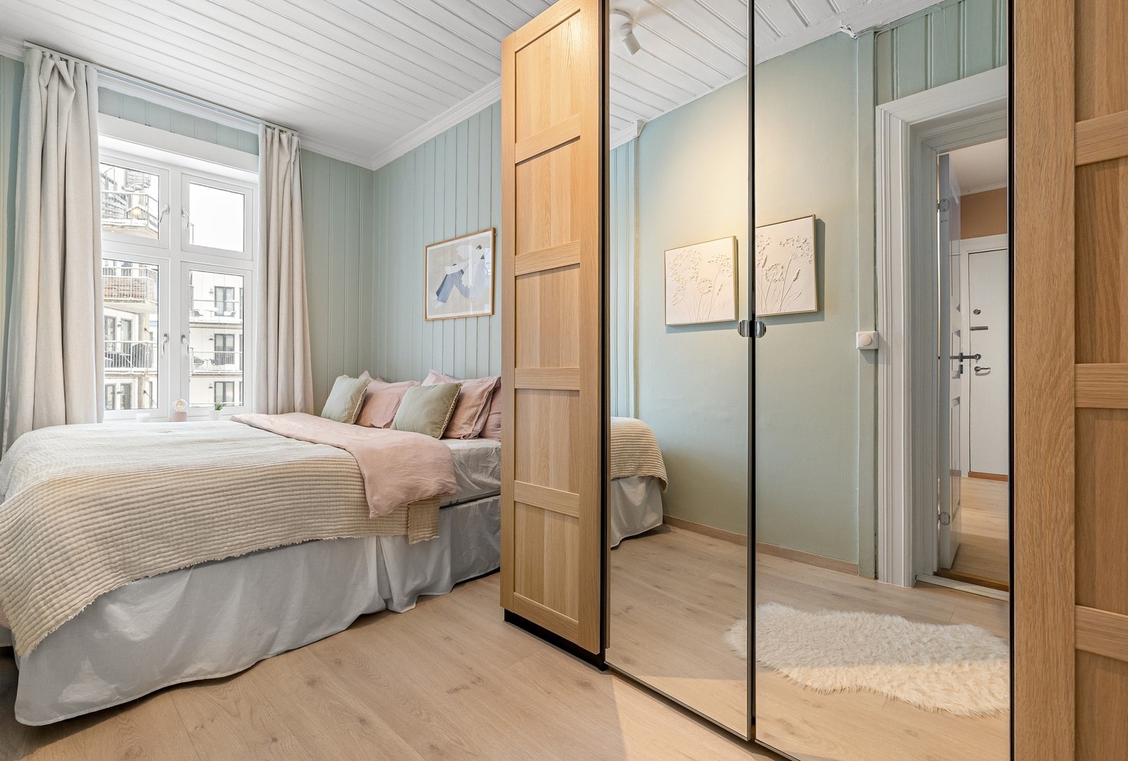 Lyst og romslig soverom med plass til dobbeltseng og garderobeskap. Galleribilde