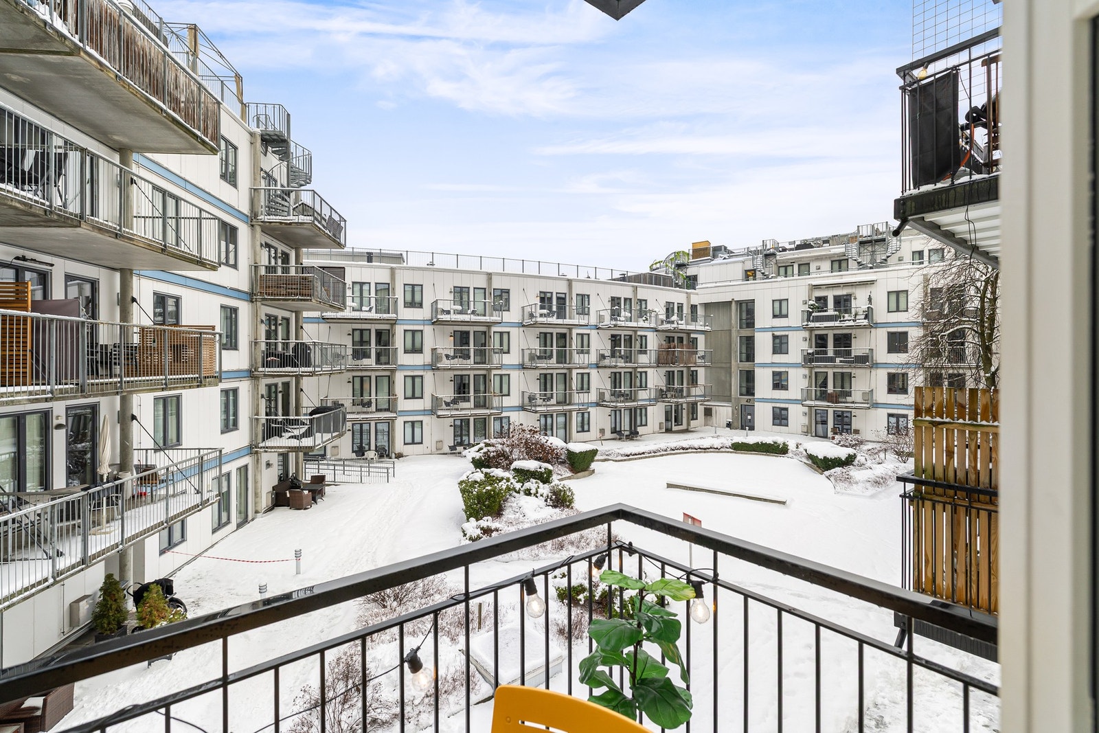 Nydelig, grønt utsyn fra balkongen på sommerstid. Galleribilde