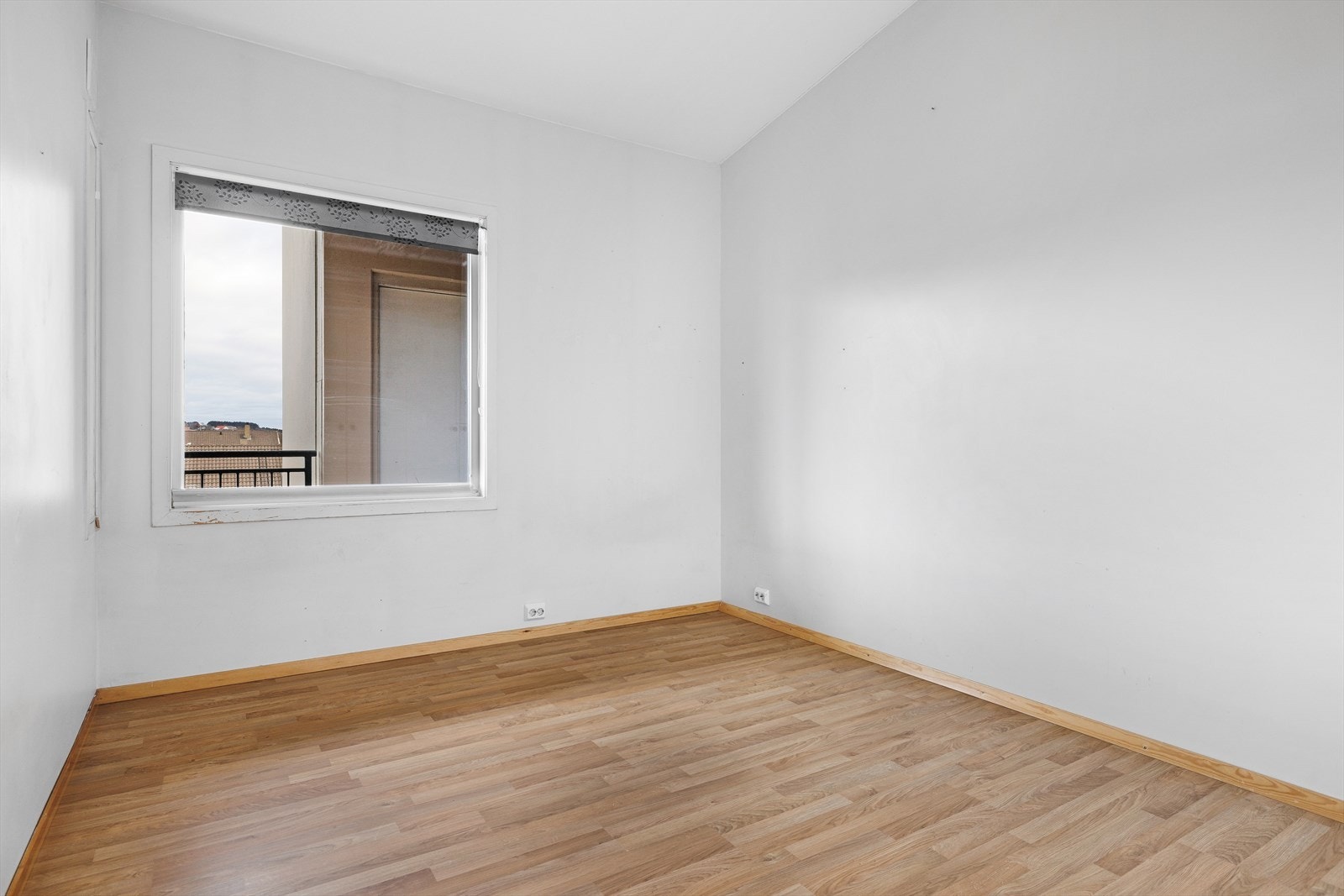 Romslig soverom med god garderobeplass Galleribilde