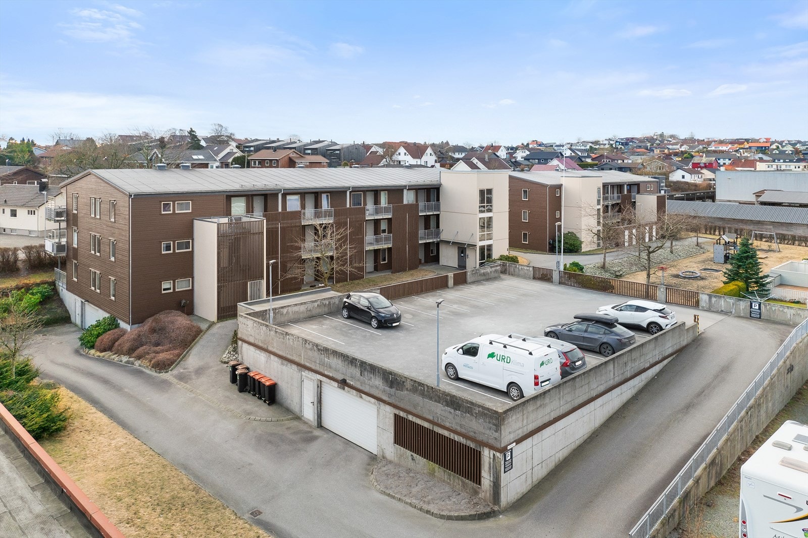 1 fast parkeringsplass i lukket anlegg og stor gjesteparkering på taket Galleribilde