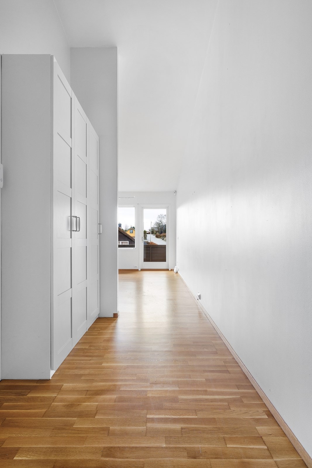 God lagringsplass i garderobe i gangen Galleribilde