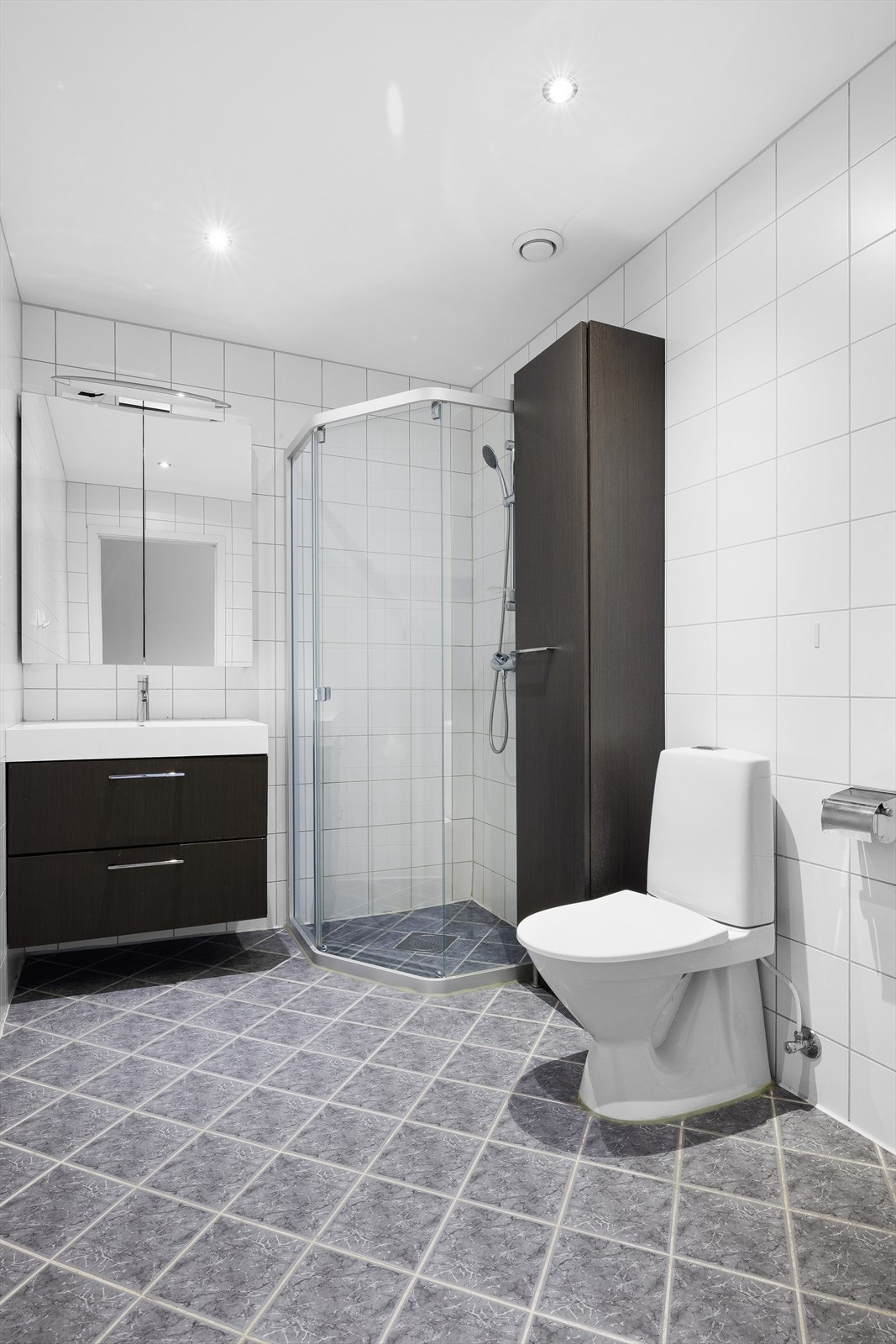 Bad/vaskerom med varmekabler i gulv og spotter i tak Galleribilde