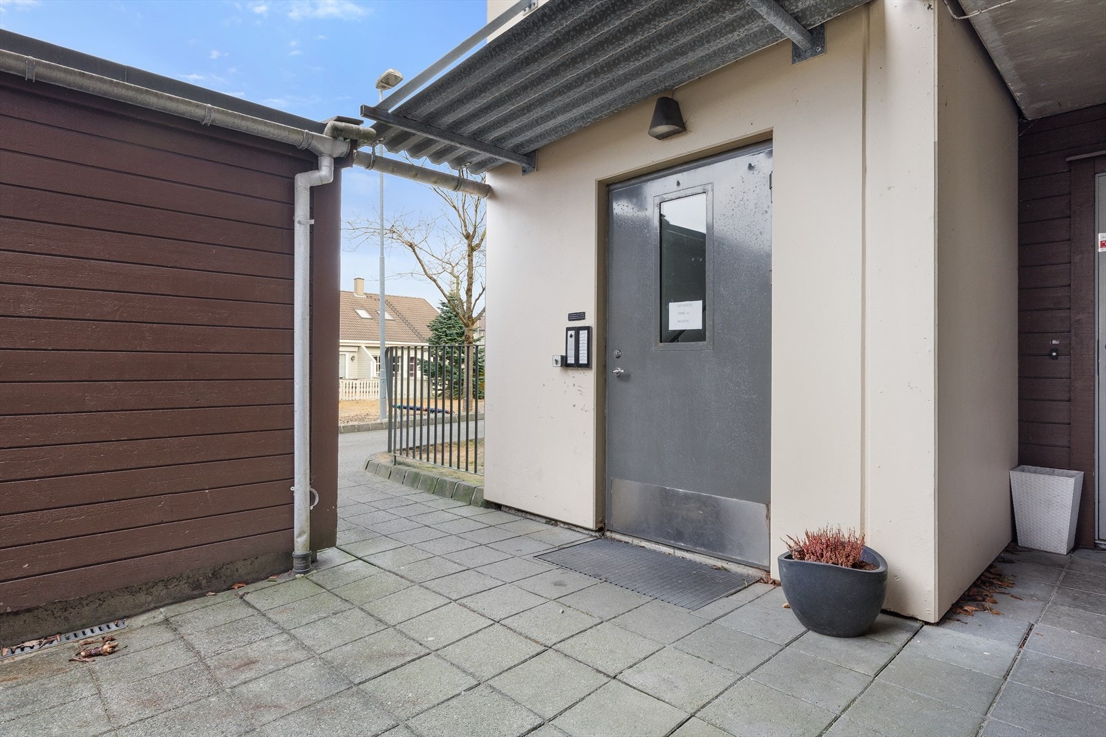 Inngangsdør med ringeklokker til leilighetskomplekset Galleribilde