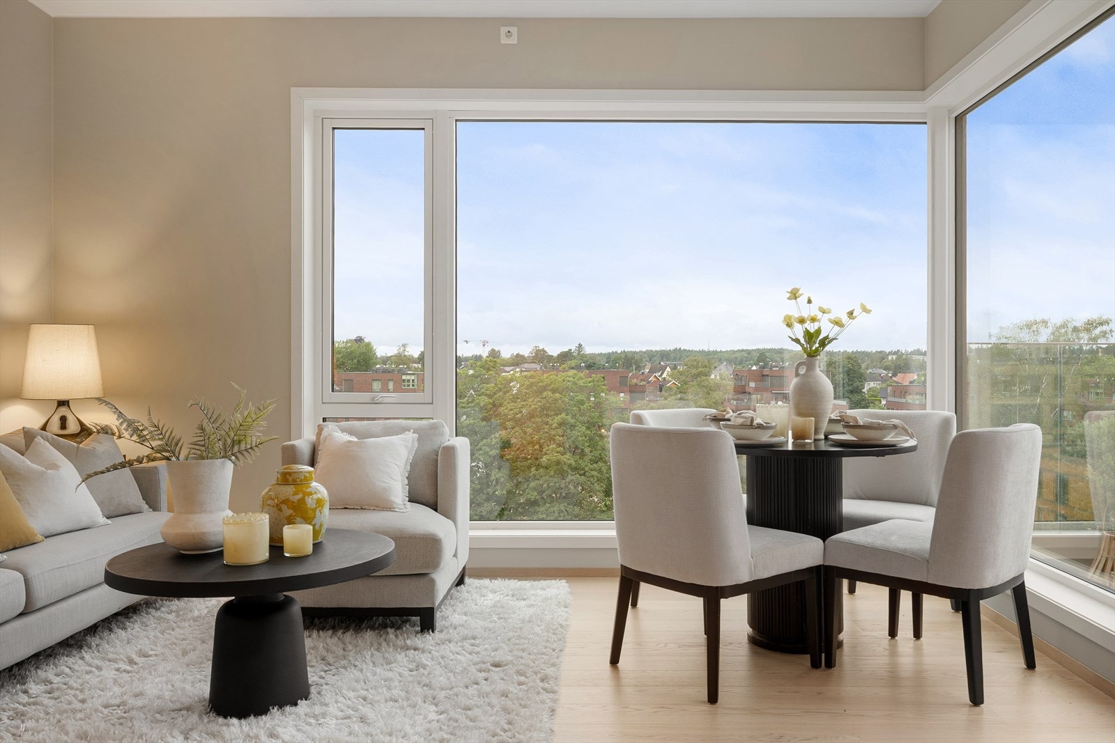 Beliggenheten i høyden er usjenert, med lite innsyn fra naboer. Galleribilde