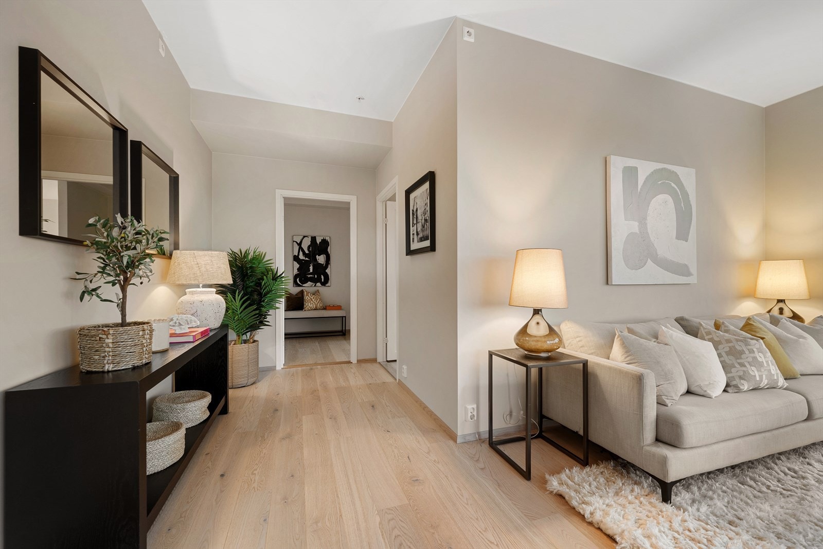 Moderne og lun 1-stavs hvitlasert eikeparkett på gulv. Galleribilde