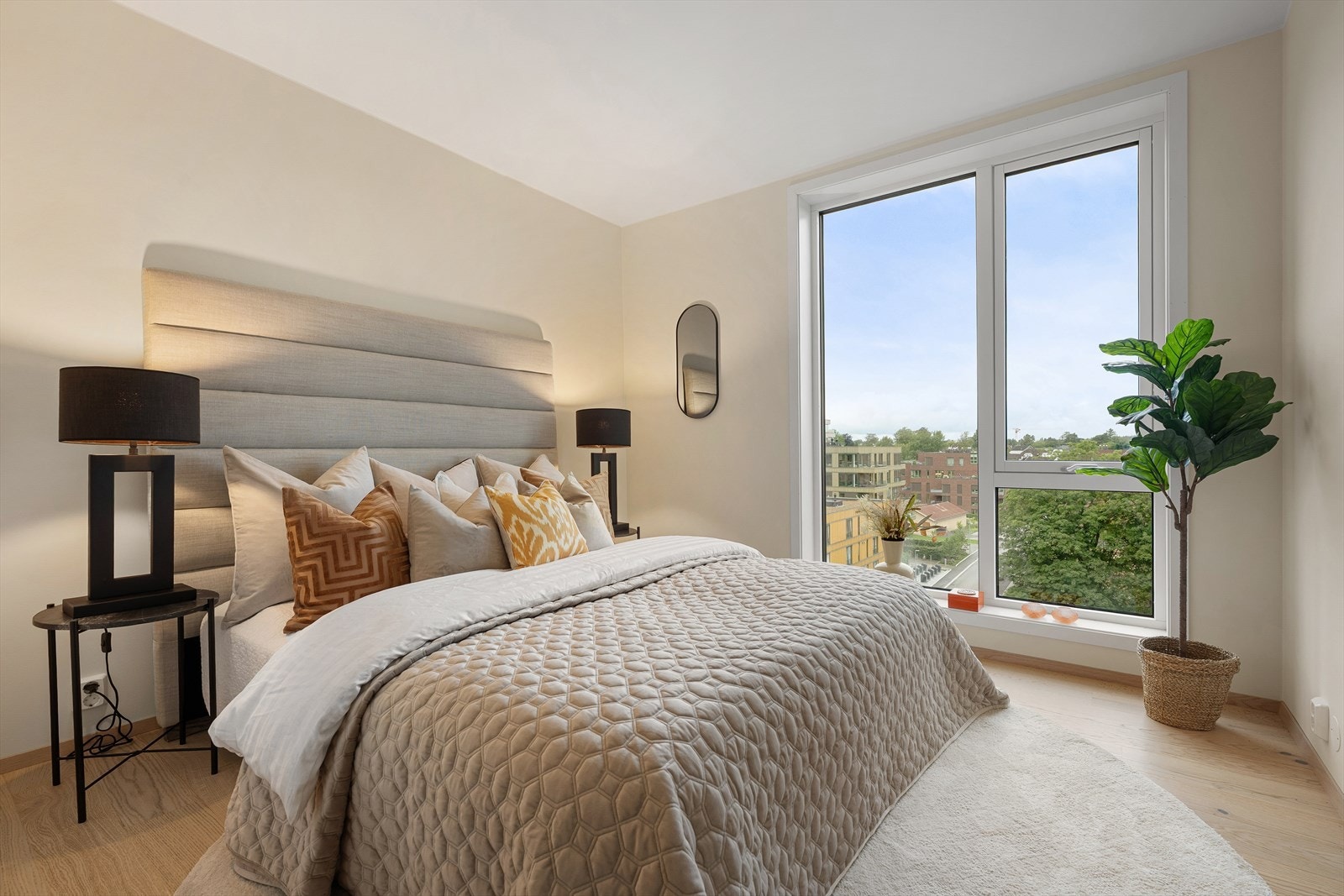 Store vindusflater gir godt med naturlig lysinnslipp. Galleribilde