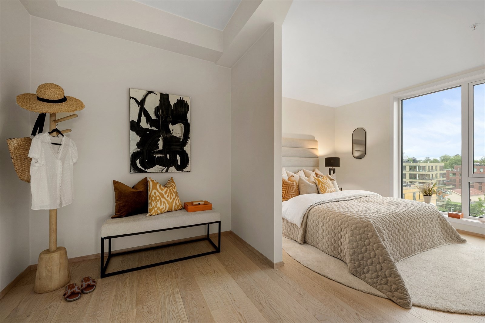 På rommet er det satt opp en halvvegg, som skaper et skille. Her er det gode muligheter for walk-in. Galleribilde