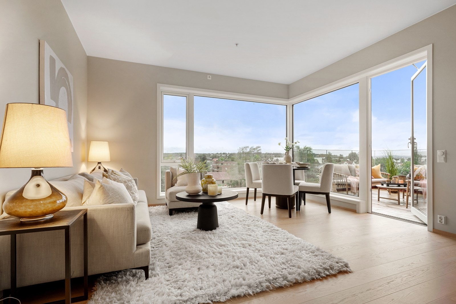 Stuen er holdt i lyse, behagelige toner. Her er det enkelt å innrede etter eget ønske og behov. Galleribilde