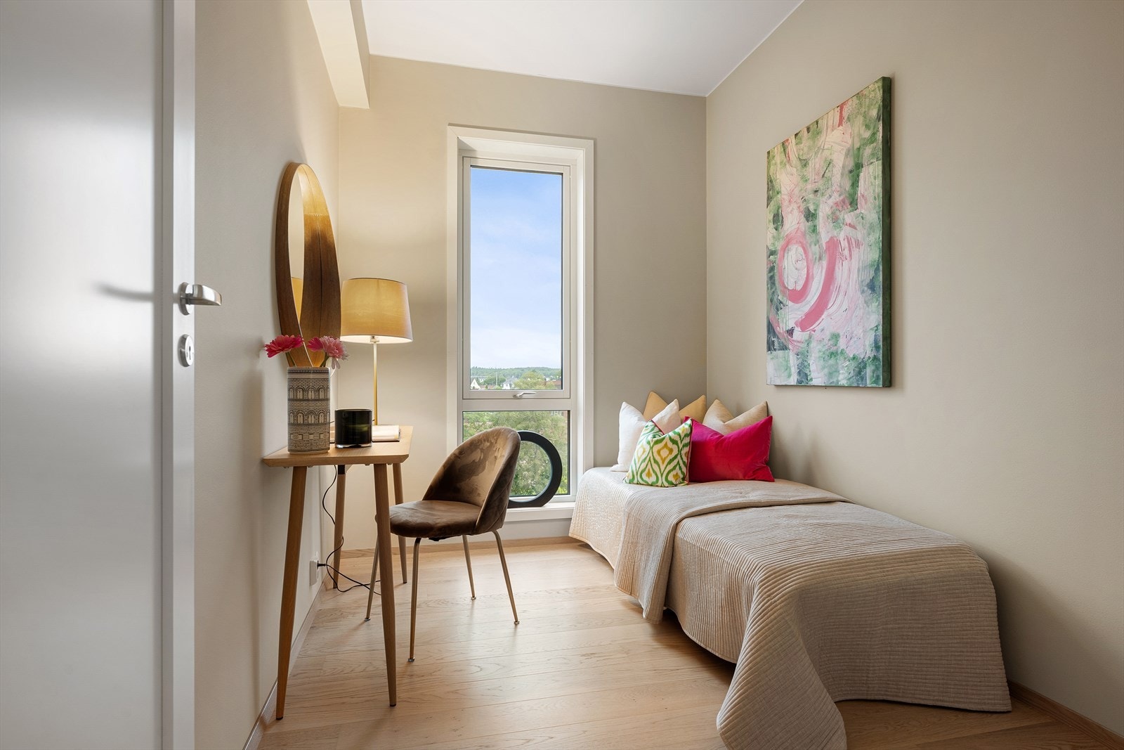 Rommet er holdt i duse, behagelige toner og gir plass til seng og nattbord. Galleribilde