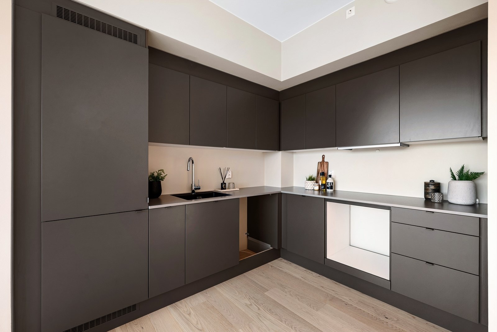 Her finner du egne nisjer til hvitevarer. Du har rikelig med oppbevaringsplass i over- og underskap. Galleribilde