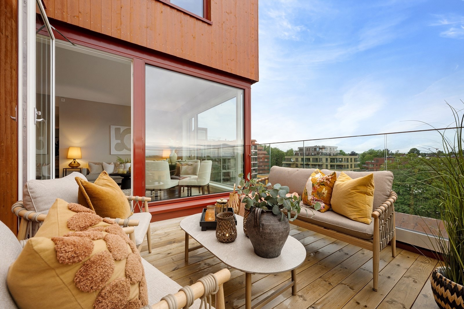 Balkongen fungerer som en forlengelse av stuen i sommerhalvåret. Galleribilde