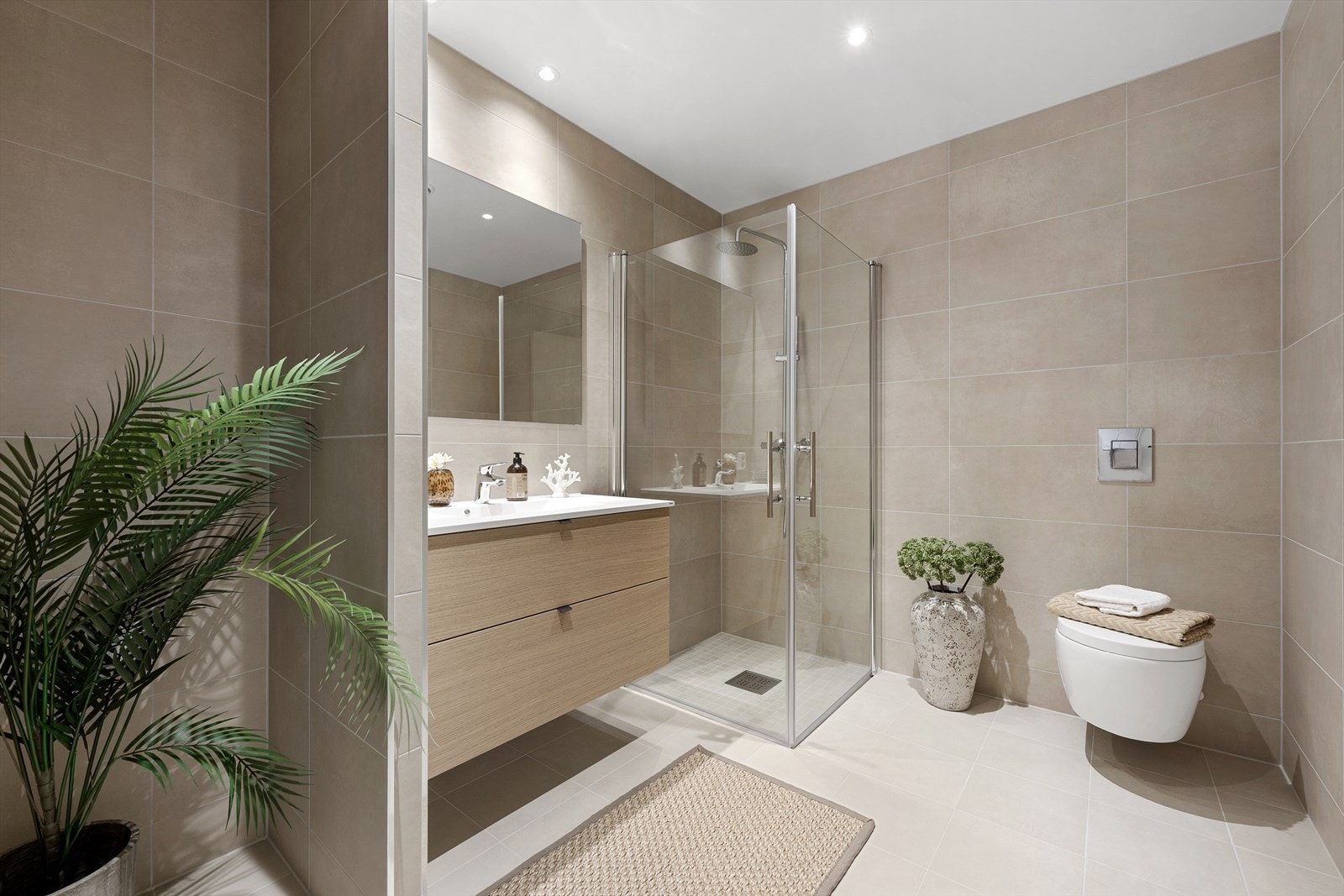 Det innbydende badet gir en god start på dagen. Badet er utstyrt med toalett, dusjhjørne, servant med underskap og speil. I hjørnet har du opplegg for vaskemaskin. Galleribilde