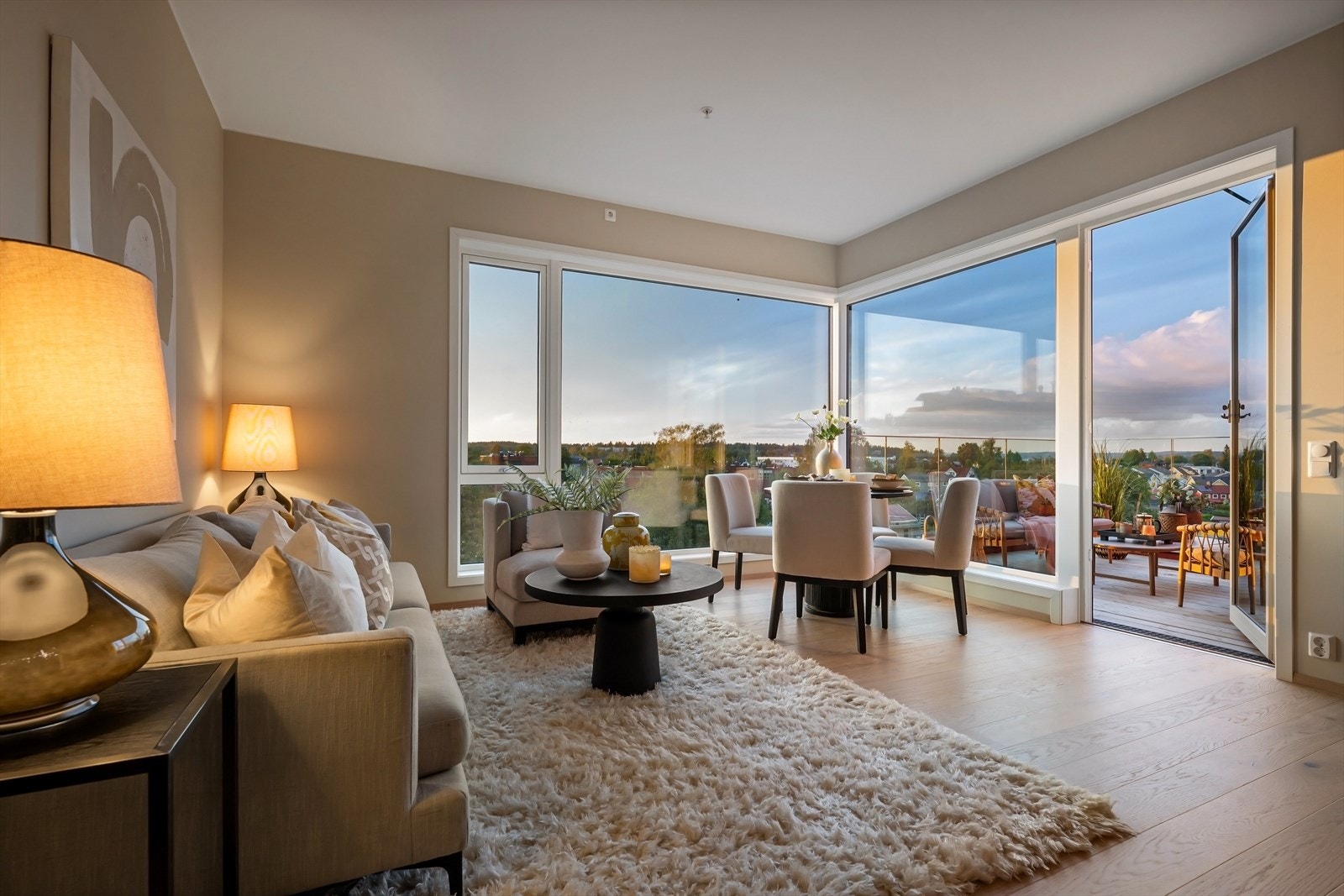 Rikelig med vindusflater gir mye naturlig lys, som skaper en god atmosfære. Galleribilde