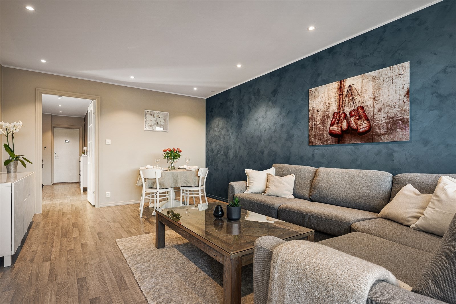 Spottene i taket gir et stilrent uttrykk der du kan variere stemningen. Galleribilde