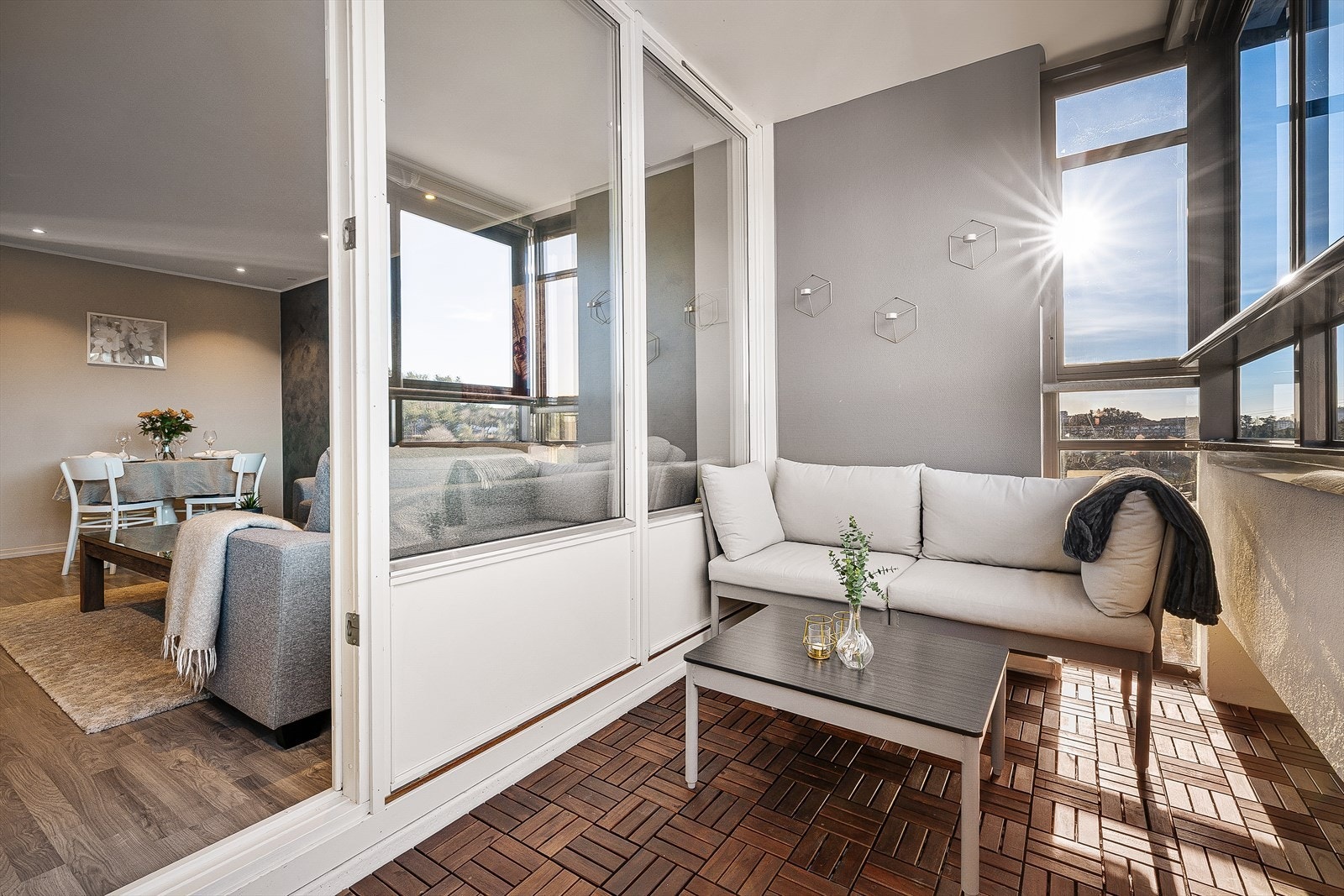 Fra stuen er det utgang til en innglasset balkong på ca. 8 m². Galleribilde