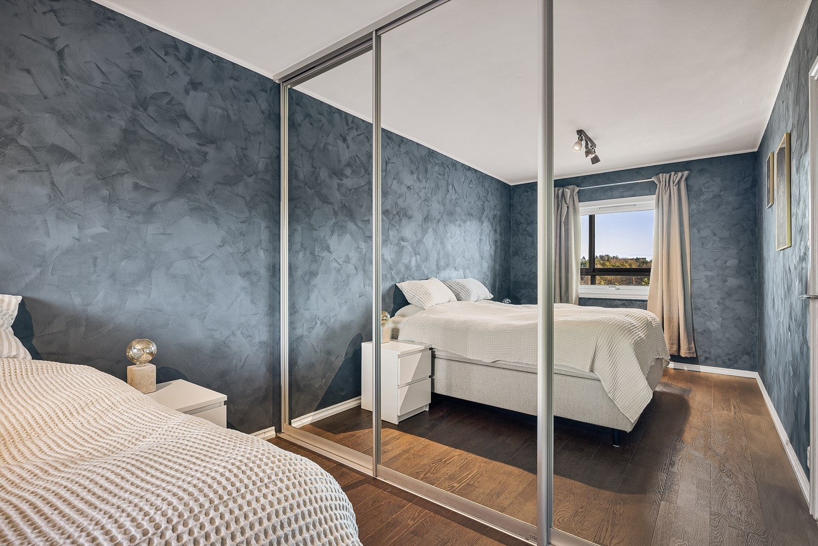 Praktisk skyvedørsgarderobe med speil. Galleribilde