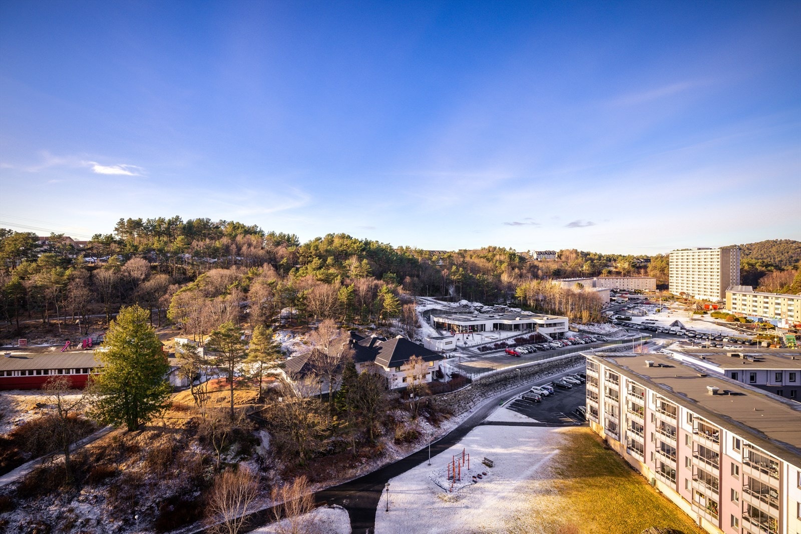 Fra balkongen sitter du høyt oppe og kan kan nyte utsikten. Galleribilde