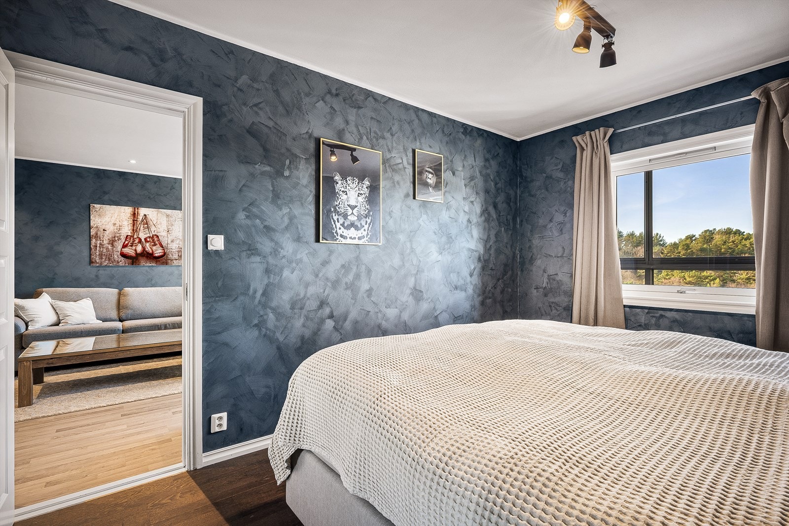 Hovedsoverommet er av god størrelse med plass til dobbeltseng og nattbord. Galleribilde