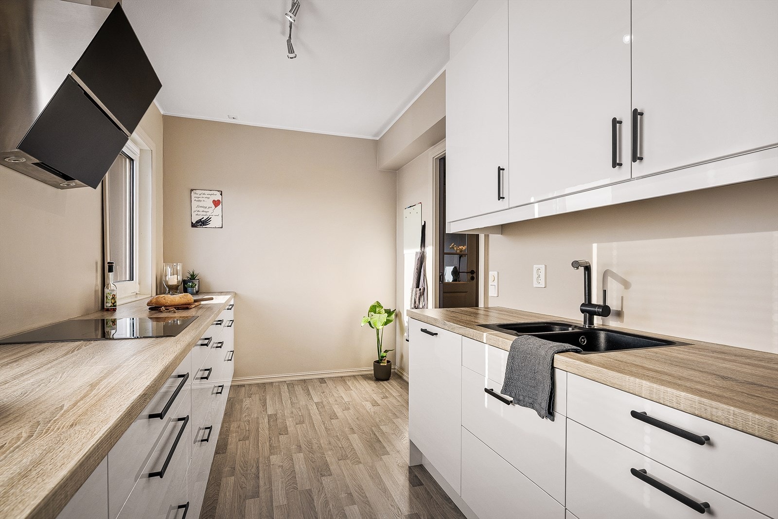 Her har hobbykokken rikelig med plass i både under- og overskap. Galleribilde