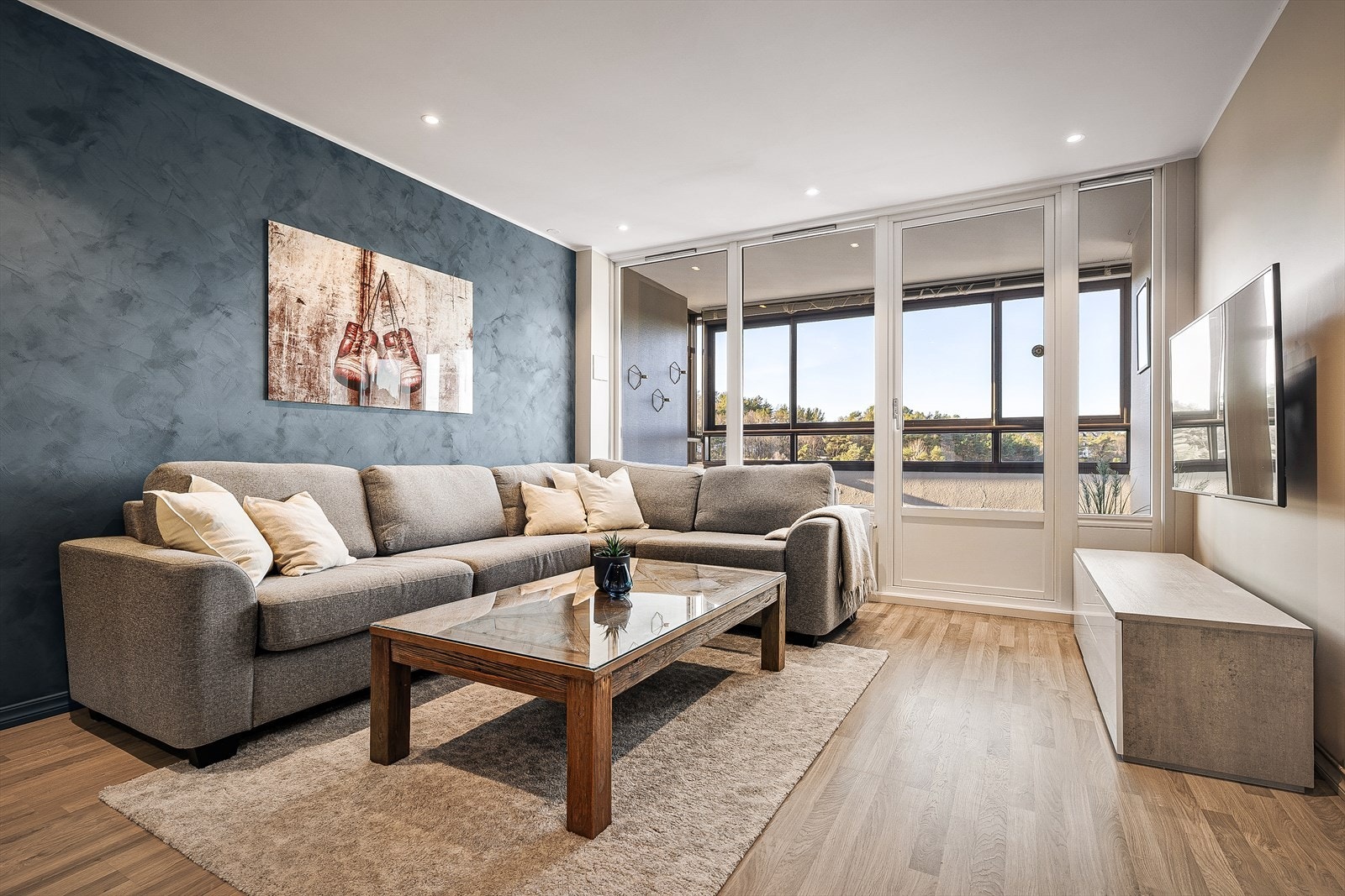 De store vindusflatene gir rikelig med naturlig lysinnslipp. Galleribilde