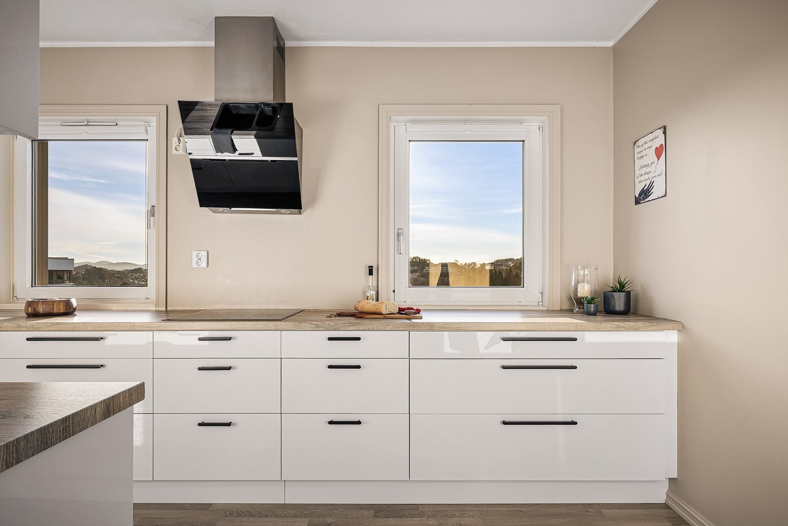 Moderne kjøkken med hvite fronter og benkeplate av laminat. Galleribilde