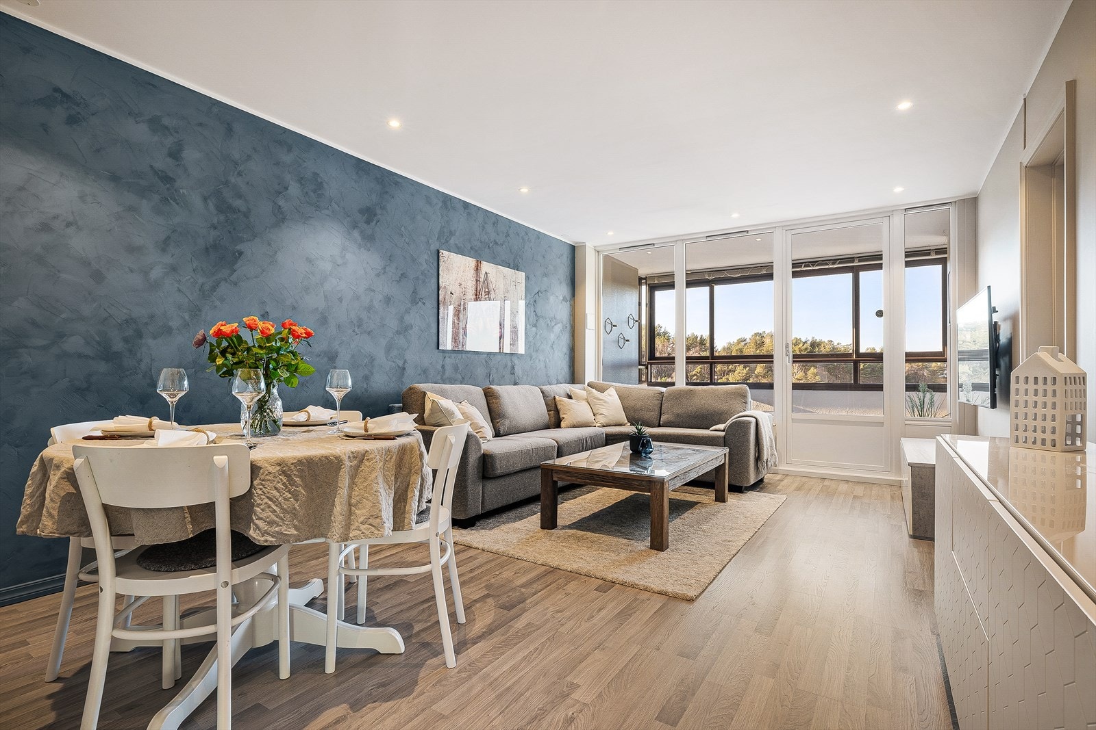 God plass til ønsket møblering der du kan dele stuen inn i sosiale soner med spisebord og sofakrok. Galleribilde