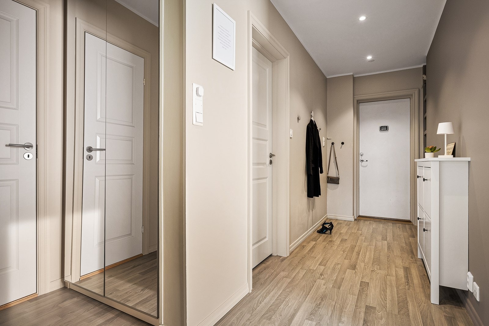 Boligen ønsker deg velkommen med en romslig gang med innebygget garderobeløsning og praktisk adkomst til alle rom. Galleribilde