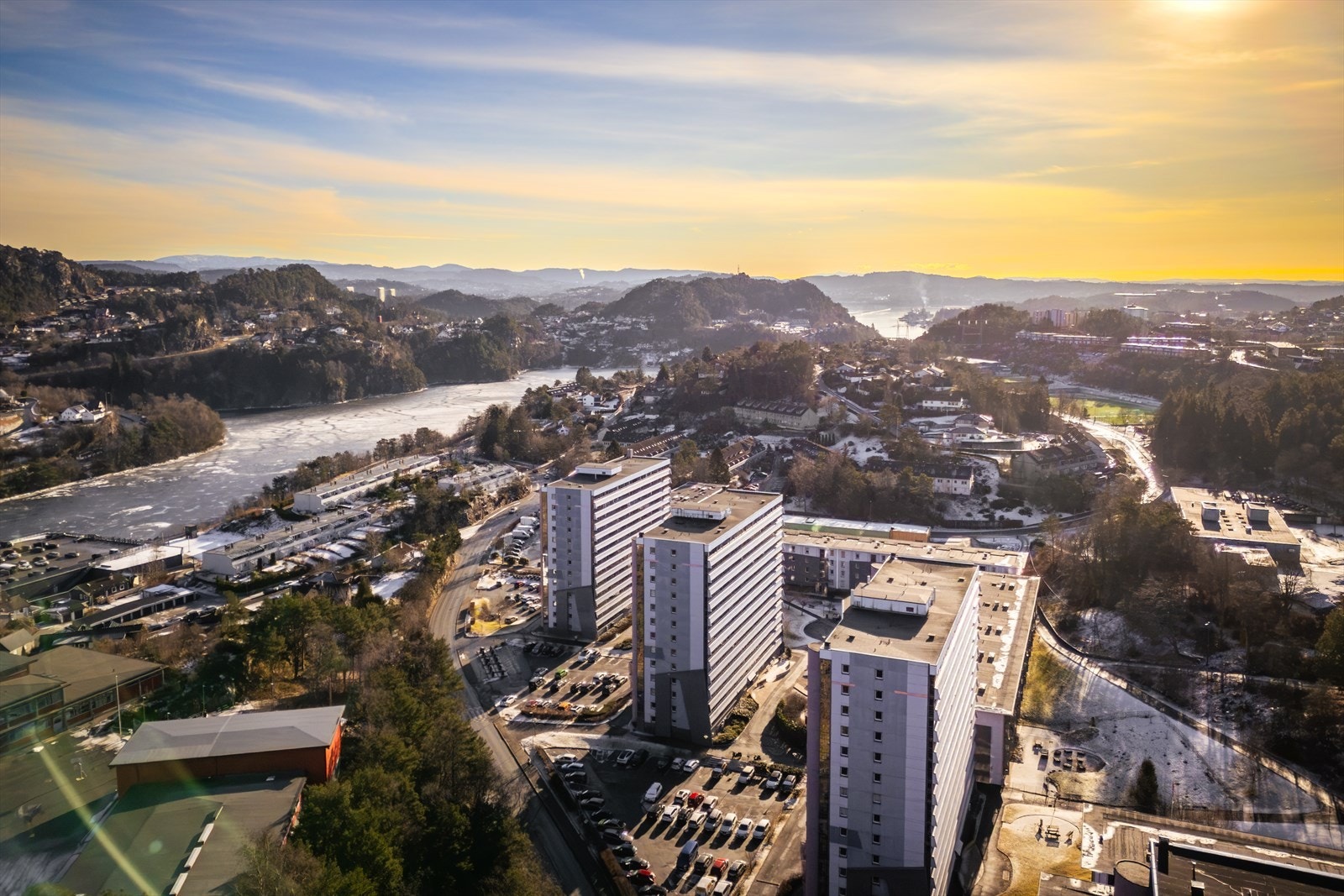 Borettslaget har felles parkeringsplass der hver leilighet kan registrere egen bil og gjester via UNUM-appen. Galleribilde