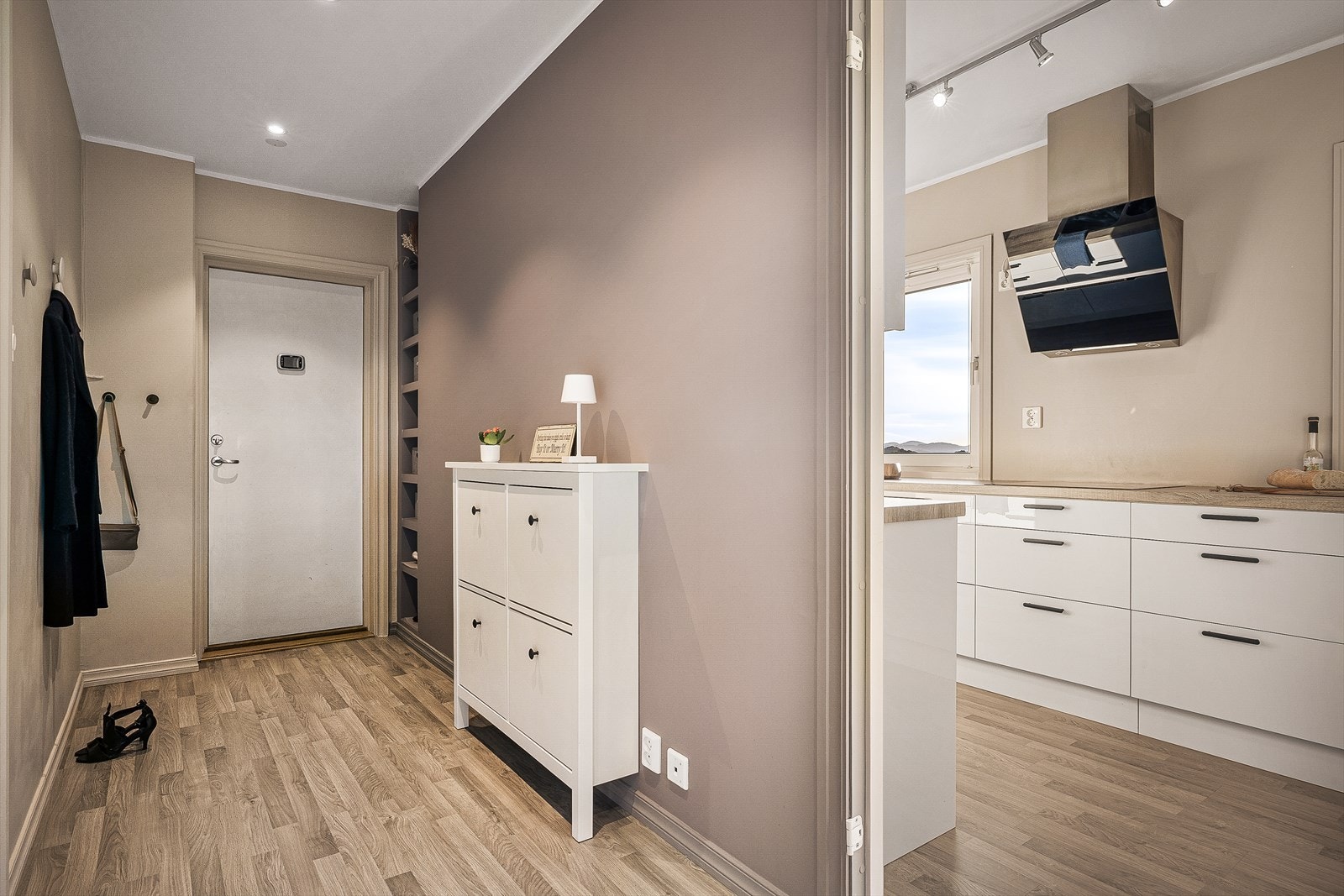 Kjøkkenet ligger adskilt fra stuen slik at man kan få ro under matlagingen. Galleribilde