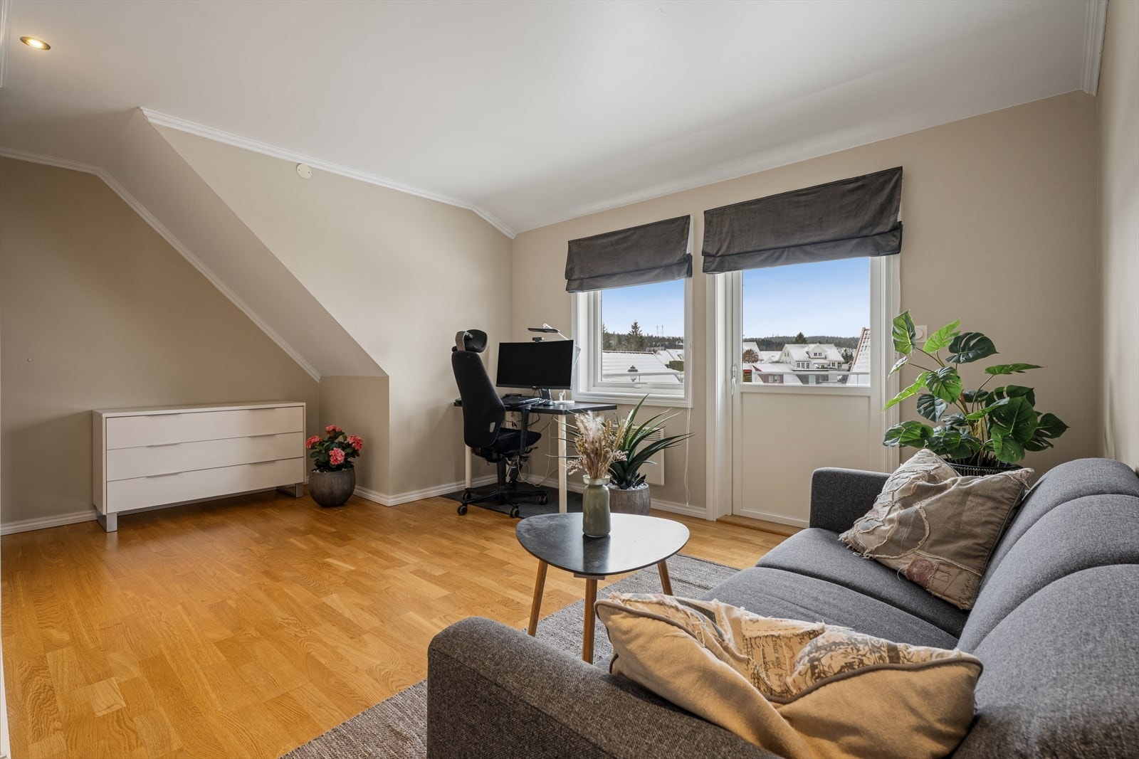 Stuen i 2. etasje har god plass til sofamøblement og kontorløsning. Utgang til en flott terrasse med nydelig sjøutsikt. Galleribilde