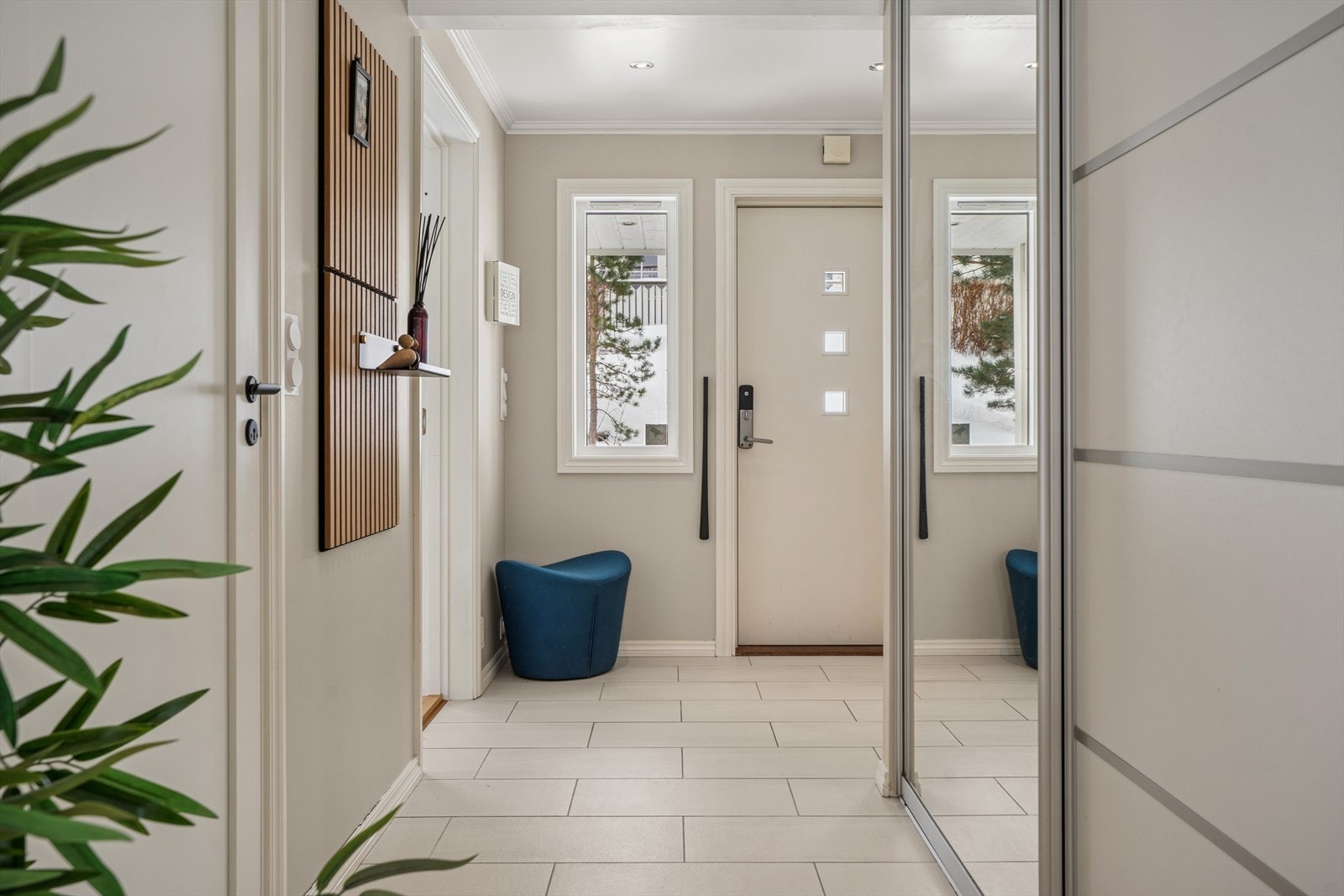 Man blir ønsket velkommen inn i en lys og luftig hall med praktiske fliser på gulvet. Galleribilde