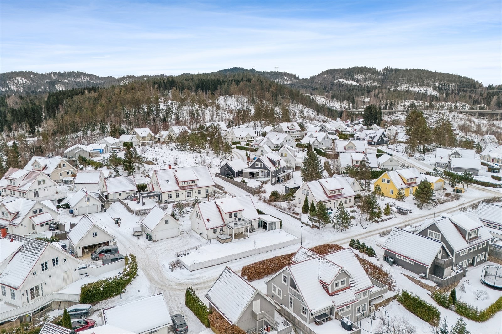 Eiendommen har gode solforhold med hage og fine uteplasser. Galleribilde