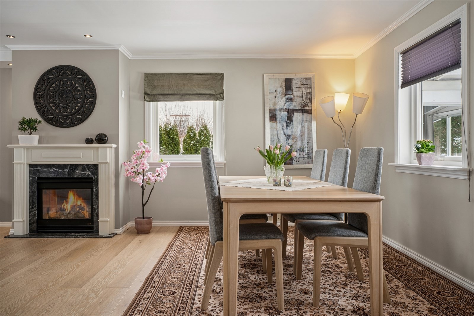 Det er gasspeis som gir god varme på kjølige kvelder. Her er det plass til et stort spisebord for hele familien. Galleribilde