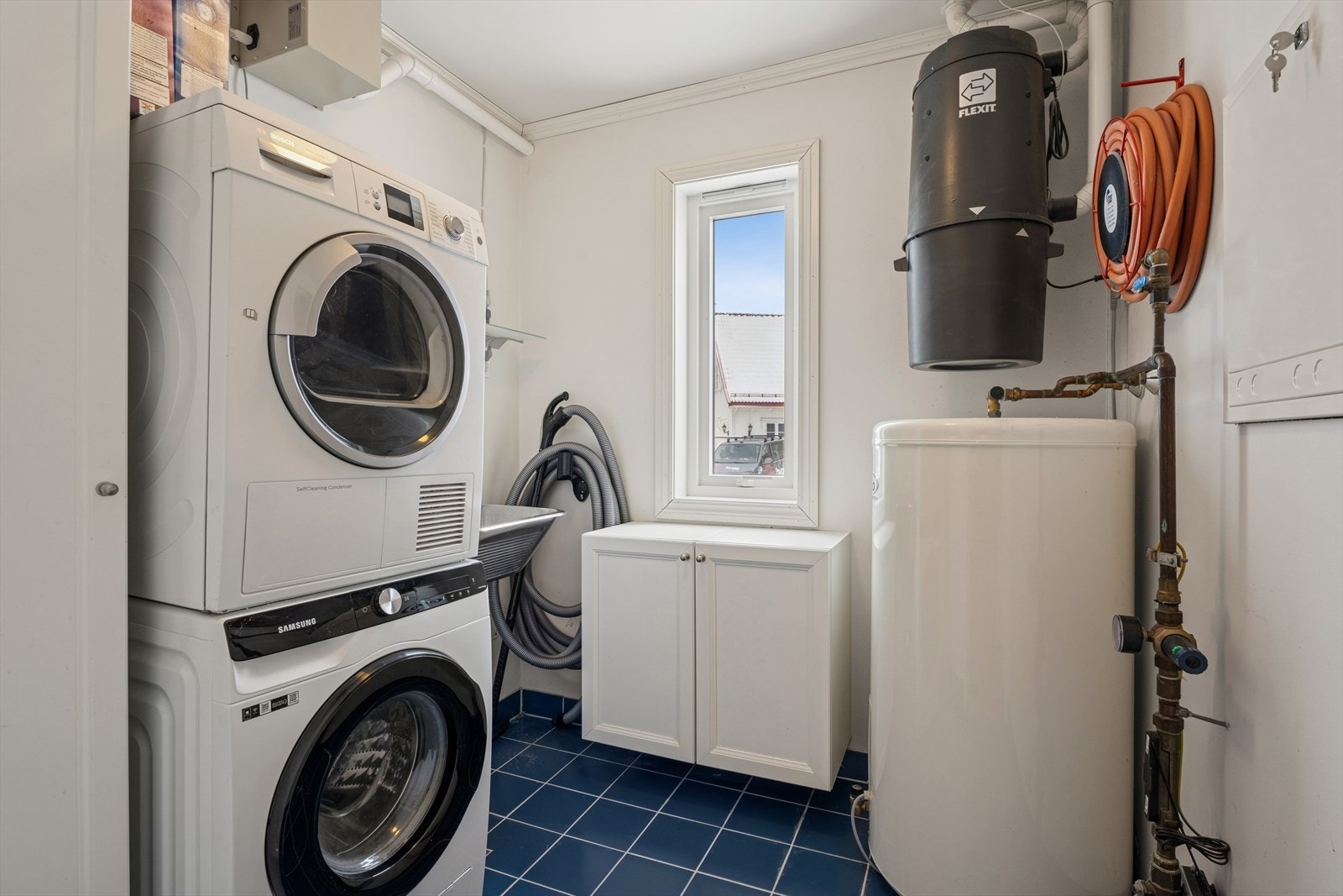 Praktisk vaskerom i tilknytning til baderommet. Galleribilde