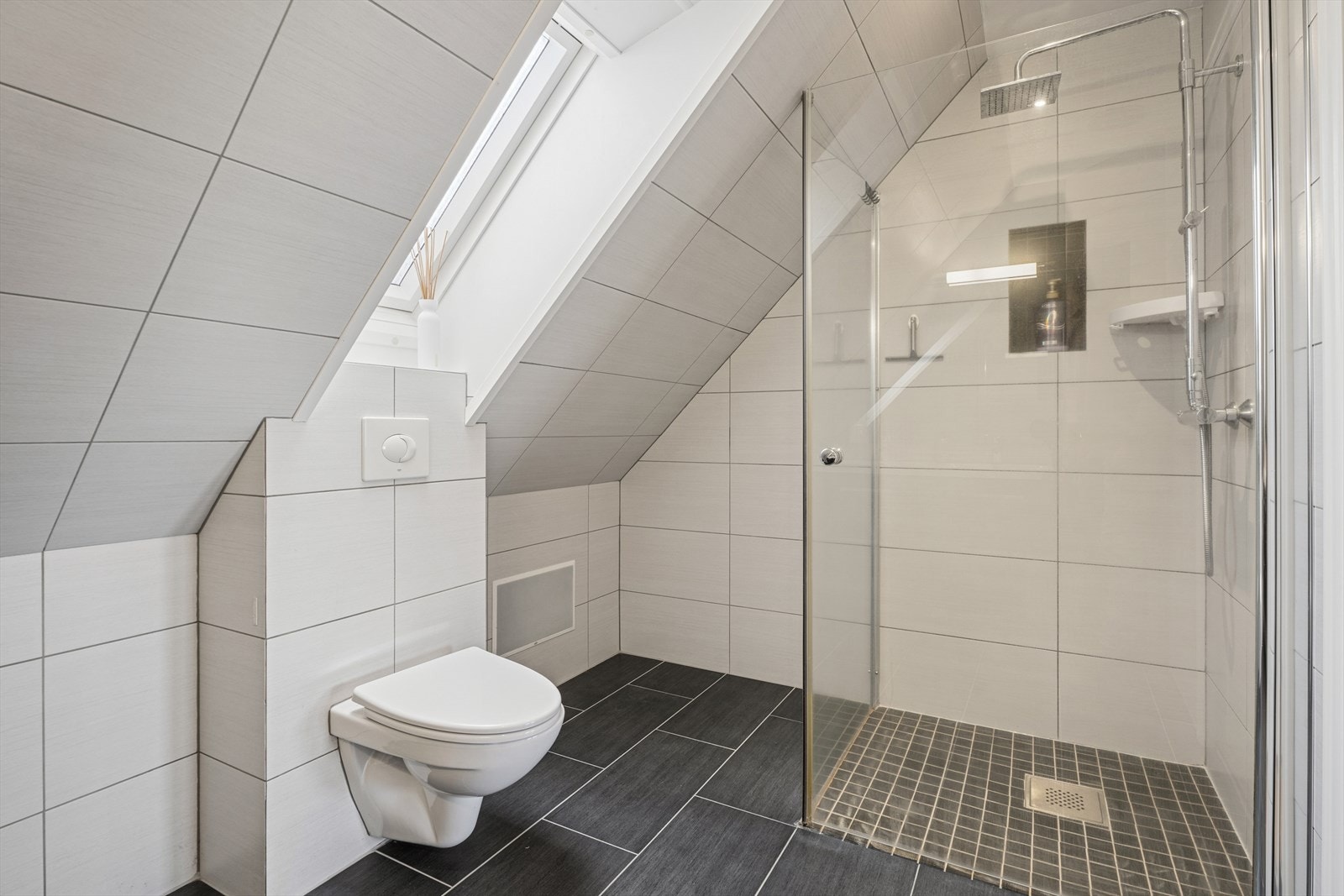 Baderom har varmekabler i gulvet. Sluk og røropplegg fra byggeår og øvrig ferdigstilt i 2014. Galleribilde