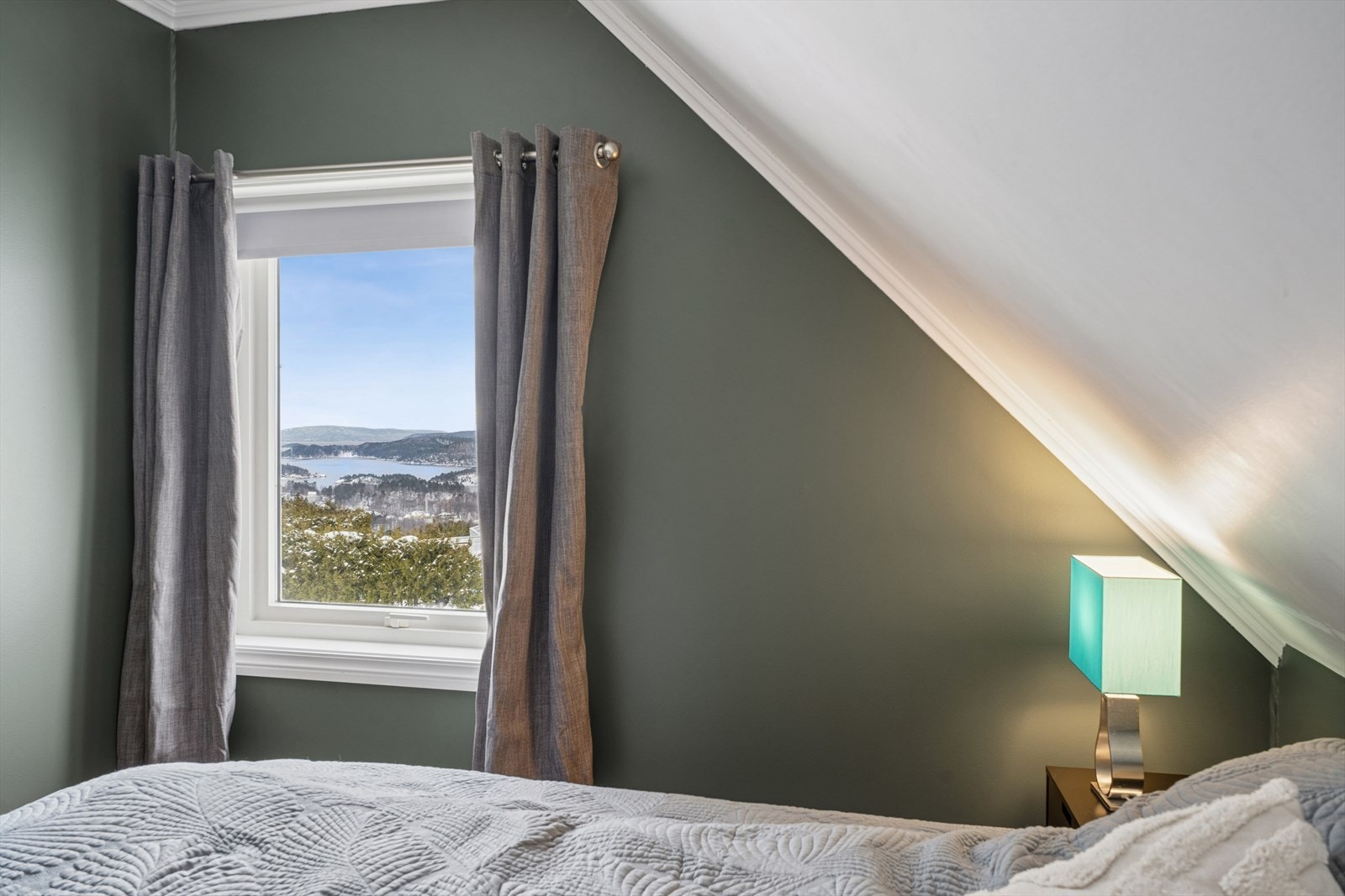 Fra dette rommet kan man nyte flott sjøutsikt! Galleribilde